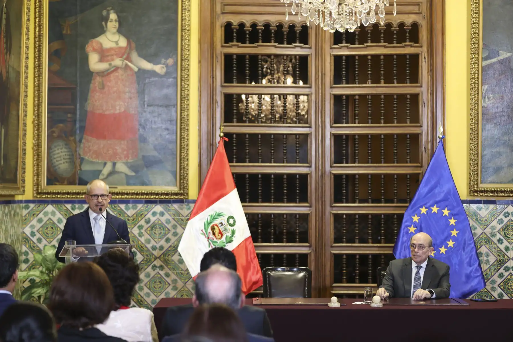 El canciller Hugo de Zela y el embajador de la Unión Europea, Jonathan Hatwell, firmaron un convenio para el despliegue de una misión de observación electoral para las Elecciones Generales 2026. Foto: ANDINA/Jhonel Rodríguez Robles