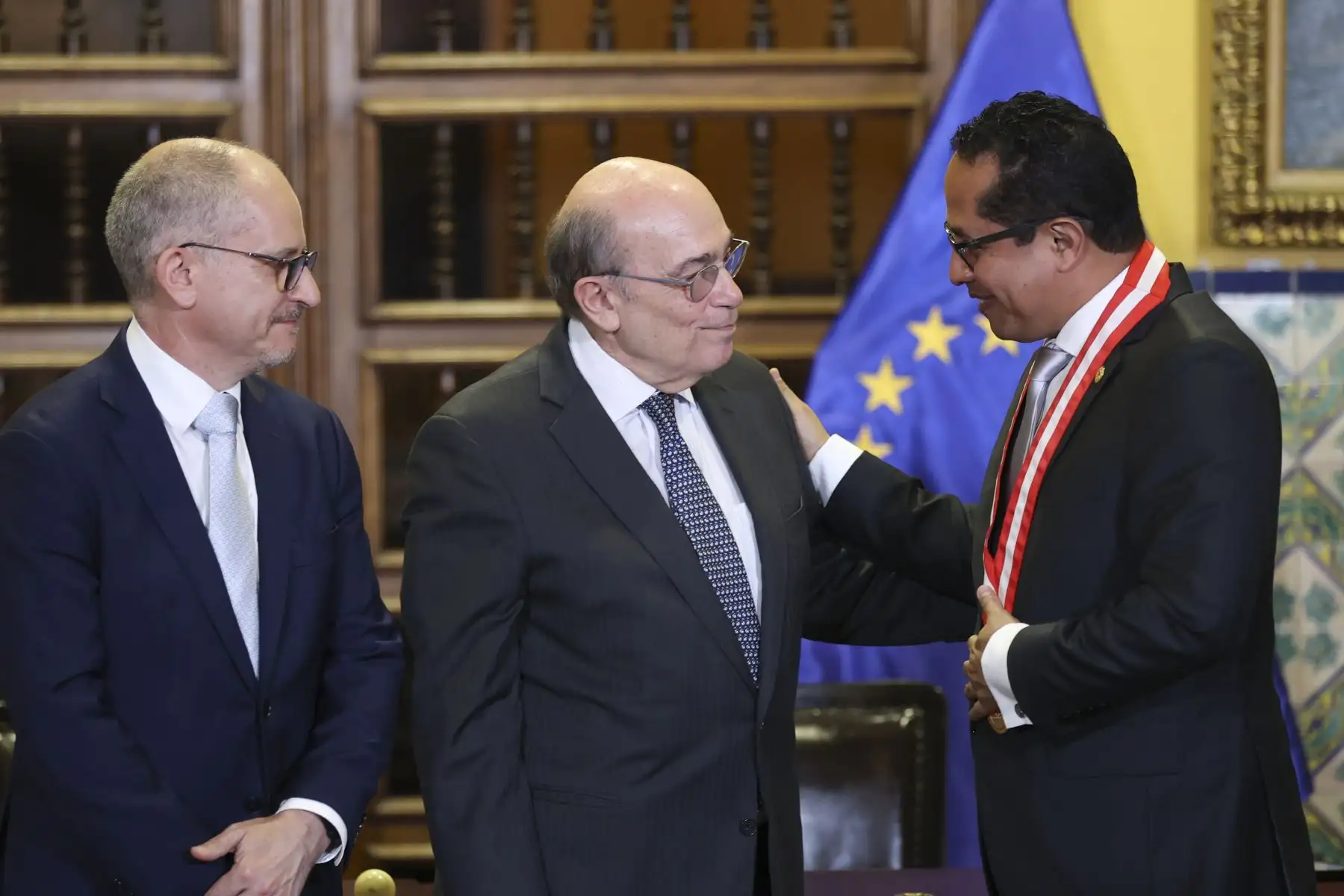 El canciller Hugo de Zela y el embajador de la Unión Europea, Jonathan Hatwell, firmaron un convenio para el despliegue de una misión de observación electoral para las Elecciones Generales 2026. Foto: ANDINA/Jhonel Rodríguez Robles