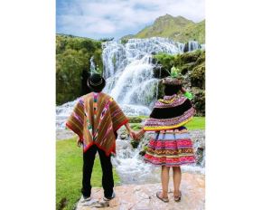 El distrito de Sarhua, en la provincia de Fajardo, región Ayacucho, relanzó uno de sus principales atractivos naturales: la cascada de Campanayuq, en el marco del lanzamiento del Carnaval Sarhuino 2026. ANDINA/archivo