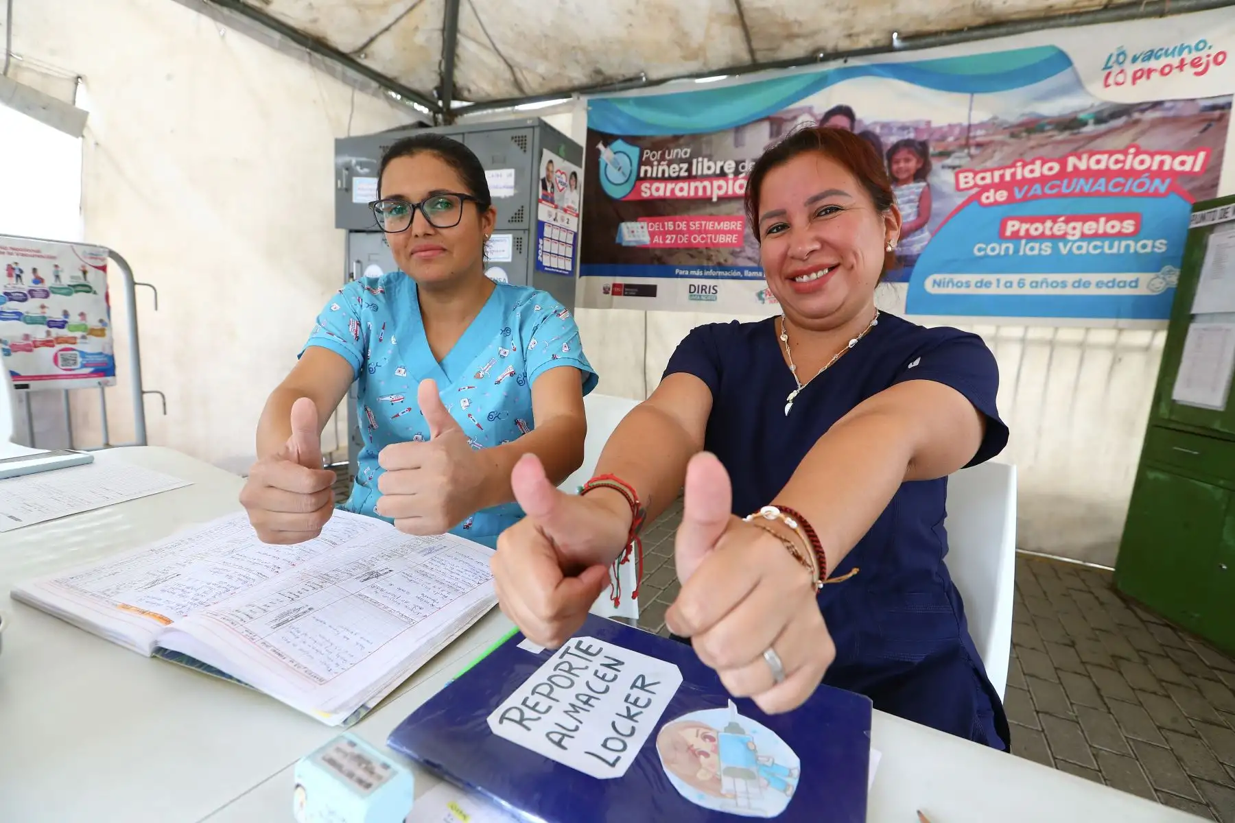 La Licenciada Luz Pantoja Rosario y la Técnica Sarita Aldea Tirado participan en la atención y aplicación de vacunas.
Foto: ANDINA/Verónica Calderón Zúñiga