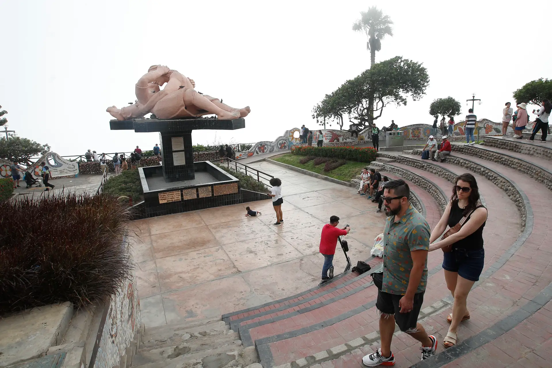 A pocos días del Dia de San Valentín, parejas y enamorados salen a pasear cerca al " Parque del Amor " donde se encuentra la emblemática escultura llamada " El Beso", obra del artista plástico, Víctor Delf{in.
Foto: ANDINA/ Eddy Ramos