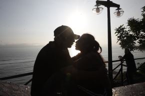 El intercambio de saliva durante un beso no solo transmite "amor", sino también bacterias causantes de problemas dentales como caries y gingivitis. Foto: ANDINA/Eddy Ramos