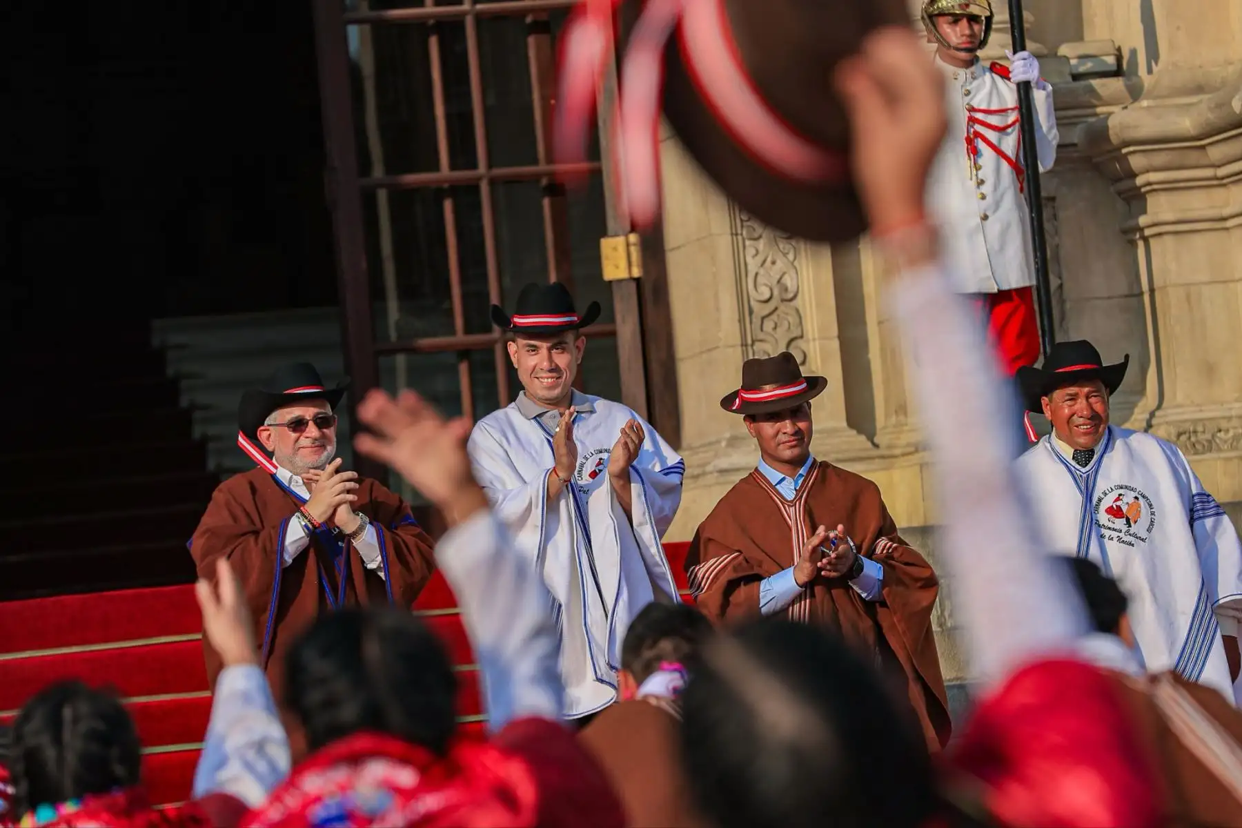 Con gran entusiasmo, el presidente José Jerí lideró el lanzamiento oficial del Carnaval de la Comunidad Campesina de Carcosi - 2026, Patrimonio Cultural de la Nación. Este hito en Palacio de Gobierno reafirma el compromiso del Estado por salvaguardar nuestras tradiciones. Foto: ANDINA/Prensa Presidencia