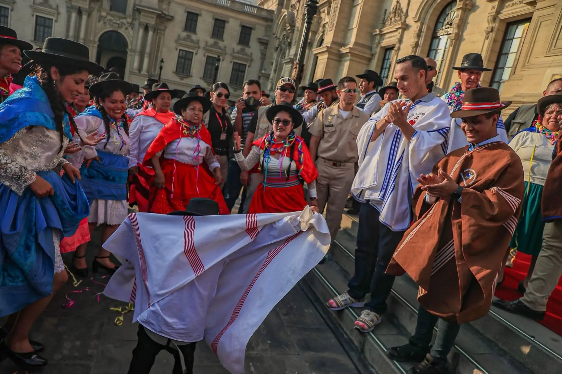 Con gran entusiasmo, el presidente José Jerí lideró el lanzamiento oficial del Carnaval de la Comunidad Campesina de Carcosi - 2026, Patrimonio Cultural de la Nación. Este hito en Palacio de Gobierno reafirma el compromiso del Estado por salvaguardar nuestras tradiciones. Foto: ANDINA/Prensa Presidencia