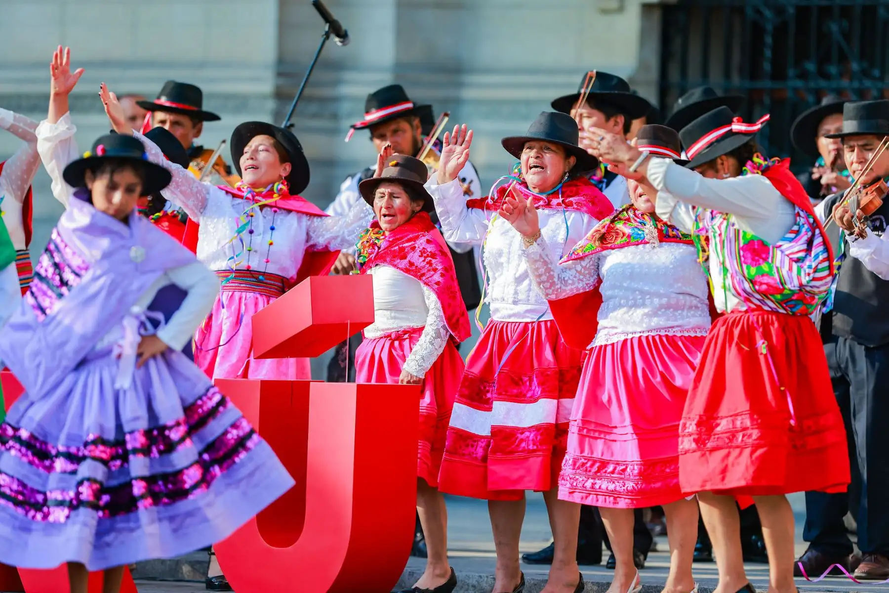 Con gran entusiasmo, el presidente José Jerí lideró el lanzamiento oficial del Carnaval de la Comunidad Campesina de Carcosi - 2026, Patrimonio Cultural de la Nación. Este hito en Palacio de Gobierno reafirma el compromiso del Estado por salvaguardar nuestras tradiciones. Foto: ANDINA/Prensa Presidencia