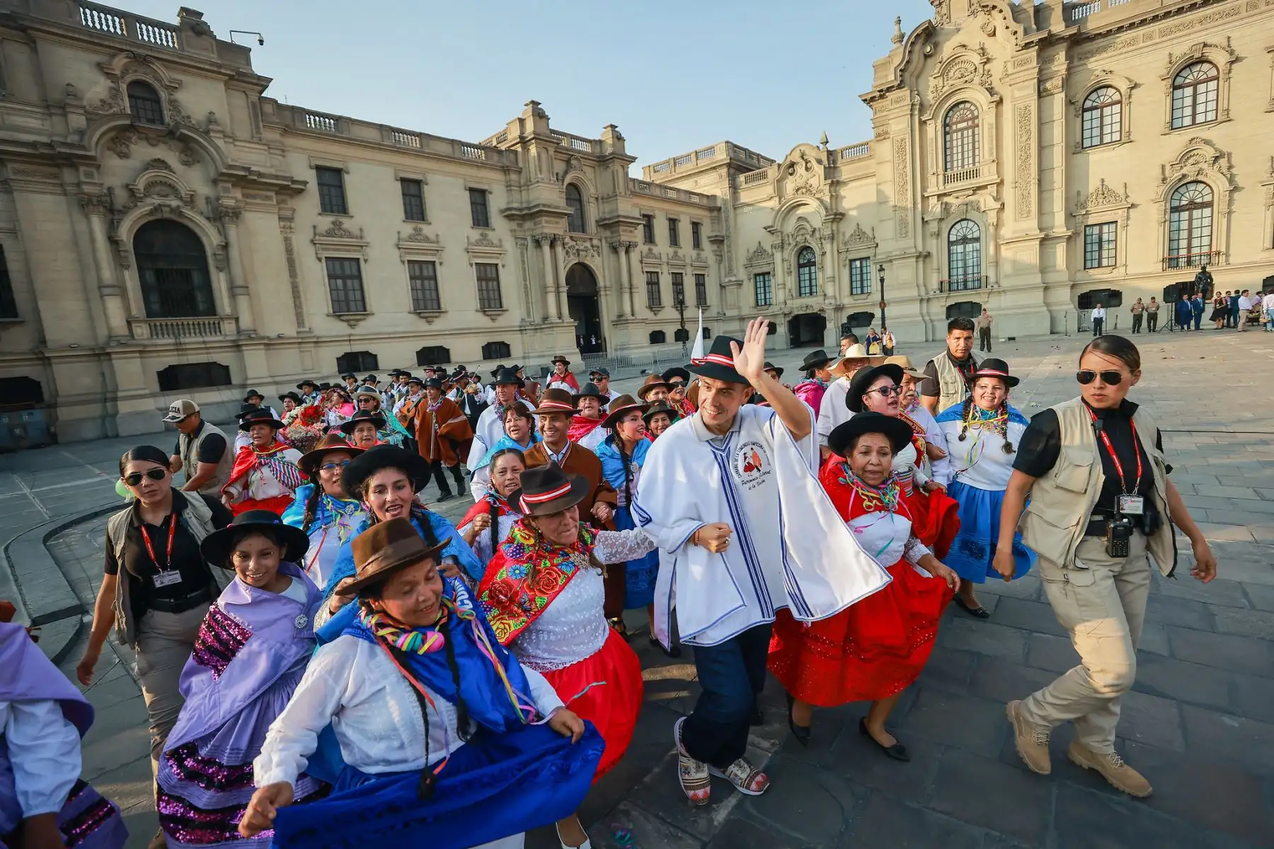 Con gran entusiasmo, el presidente José Jerí lideró el lanzamiento oficial del Carnaval de la Comunidad Campesina de Carcosi - 2026, Patrimonio Cultural de la Nación. Este hito en Palacio de Gobierno reafirma el compromiso del Estado por salvaguardar nuestras tradiciones. Foto: ANDINA/Prensa Presidencia