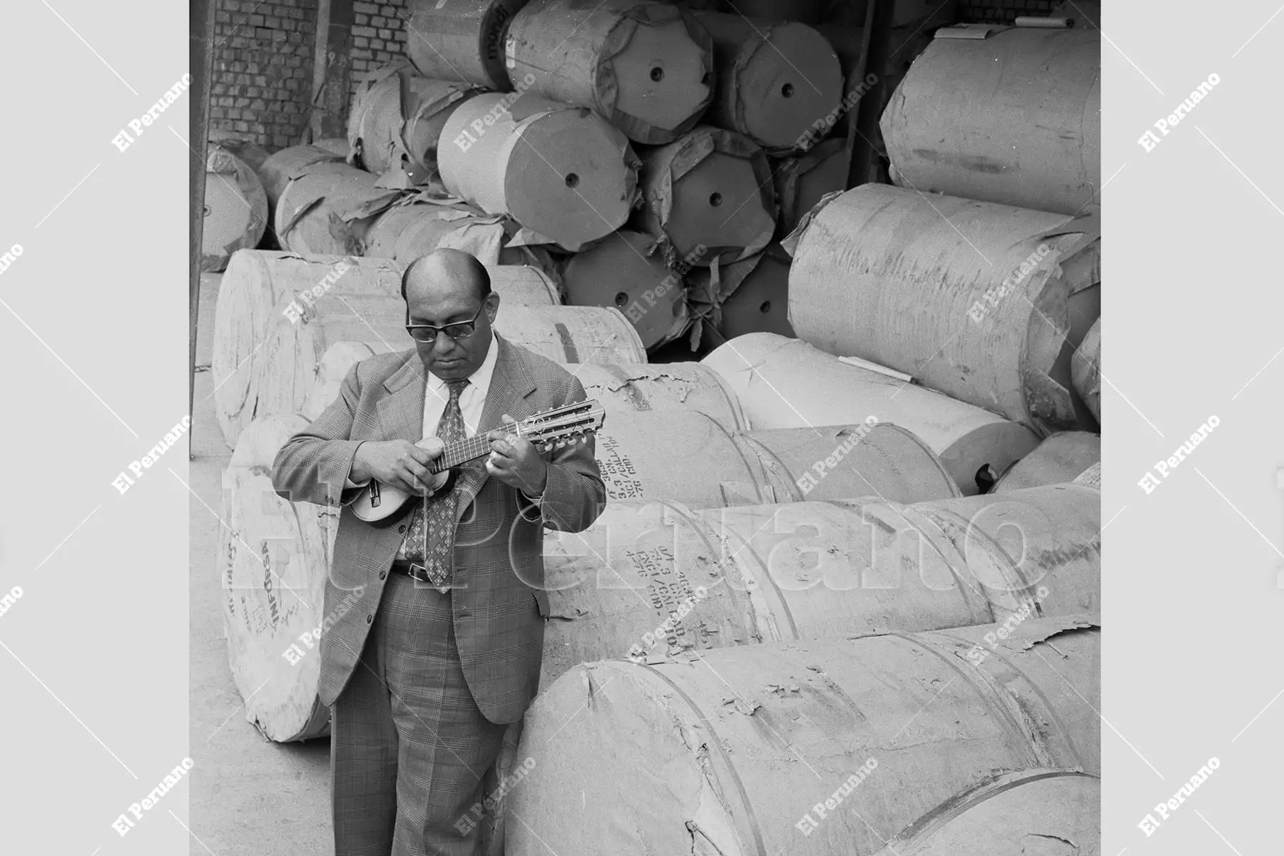 Lima - 5 de diciembre 1976 / El maestro ayacuchano Jaime Guardia despliega su arte con el charango durante una sesión fotográfica en las instalaciones de Editora Perú. Foto: Archivo Histórico de El Peruano / Rómulo Luján