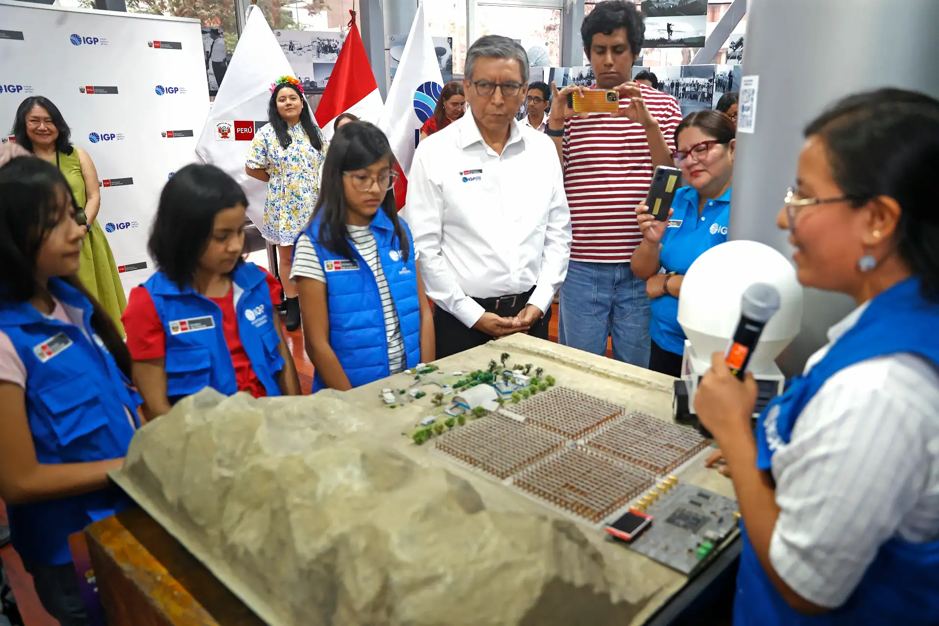 El Instituto Geofísico del Perú (IGP) realiza evento “Investigadora científica por un día”, una iniciativa innovadora que busca despertar el interés de las niñas por la ciencia y promover su participación en el ámbito científico desde temprana edad.
Foto: ANDINA/Vidal Tarqui