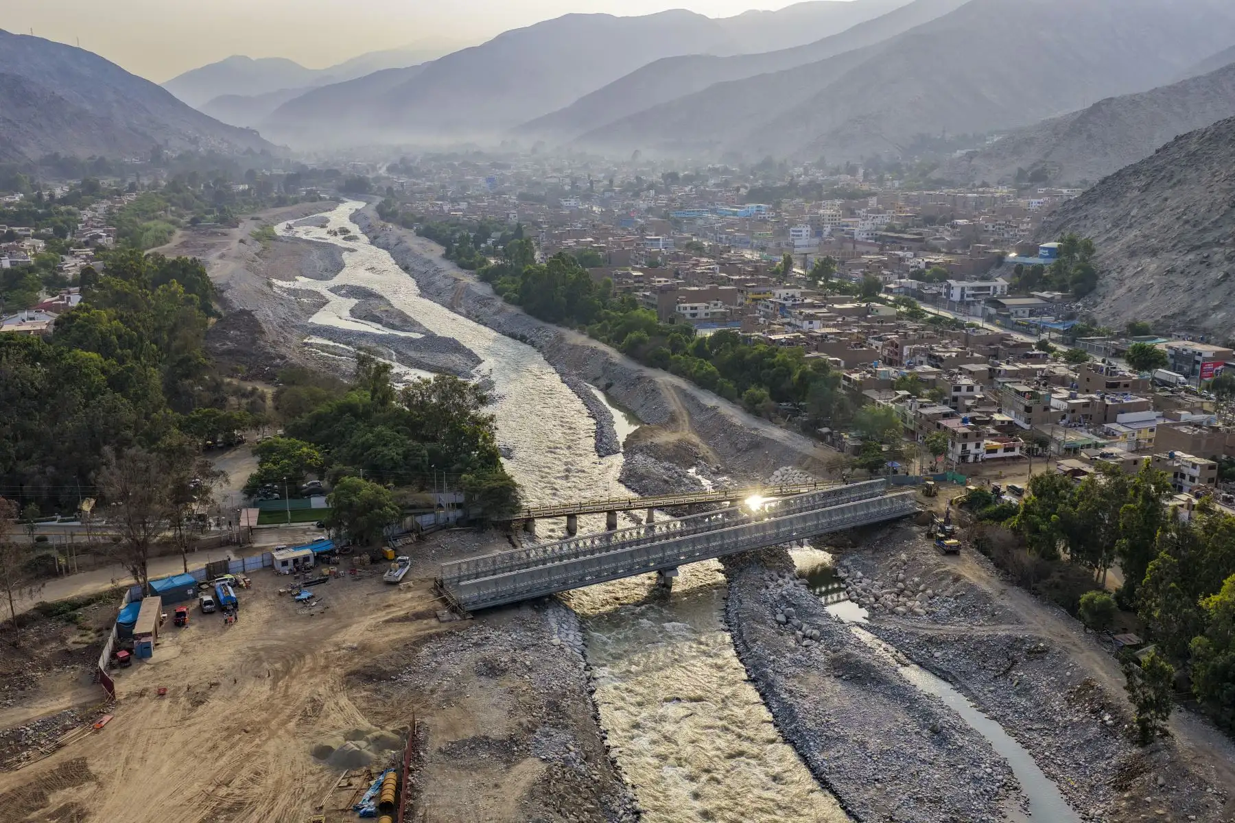 La ampliación de un tramo de medio kilómetro, junto con la culminación del puente Morón, permitirá consolidar la interconexión directa entre la Vía de Evitamiento, la Panamericana Norte y la Carretera Central, lo que contribuirá a mejorar la fluidez vehicular y la conectividad vial en la zona. Foto: ANDINA/Ricardo Cuba