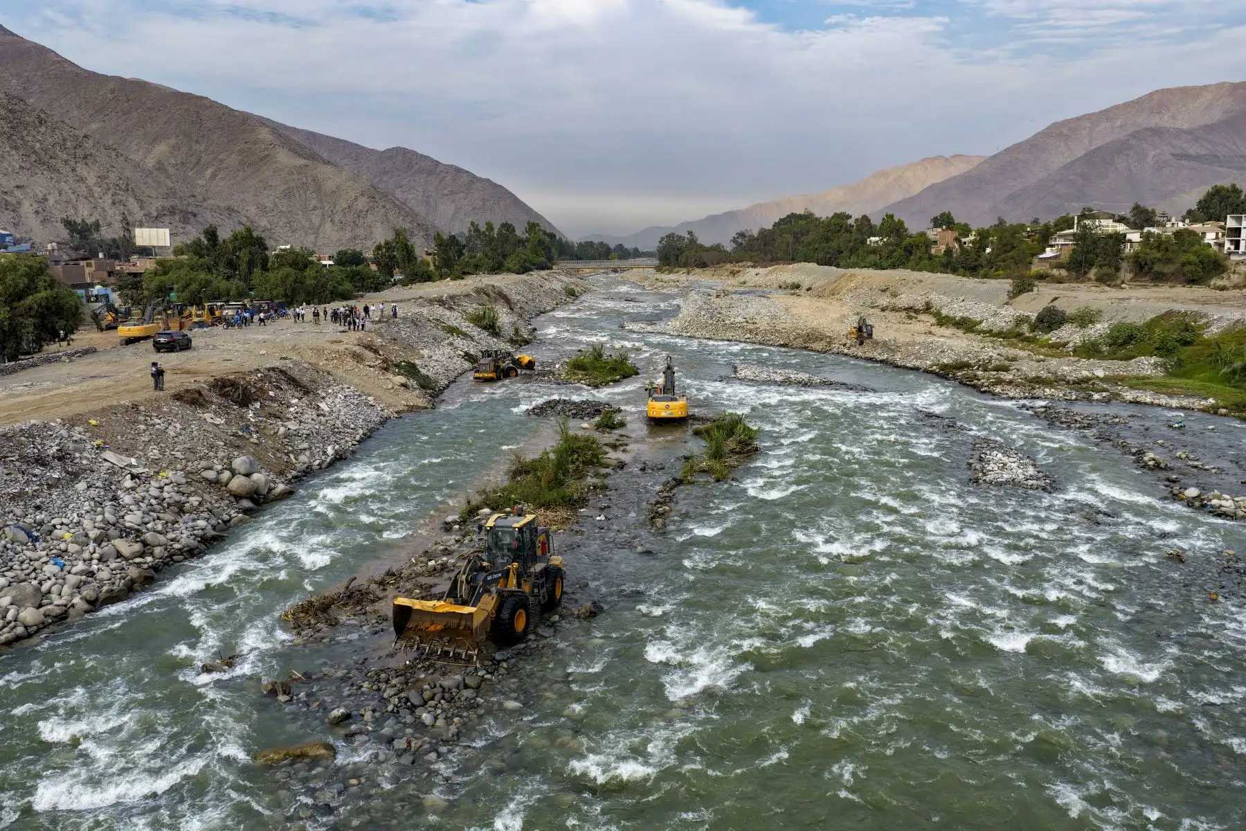 Para el 2026 se tiene previsto que la ANA realice trabajos de limpieza en 37 puntos críticos a lo largo de 71 kilómetros del río Rímac para minimizar cualquier impacto ante la crecida del caudal.  El año pasado la descolmatación tuvo lugar en 47 áreas de peligro.
Foto: ANDINA/Ricardo Cuba