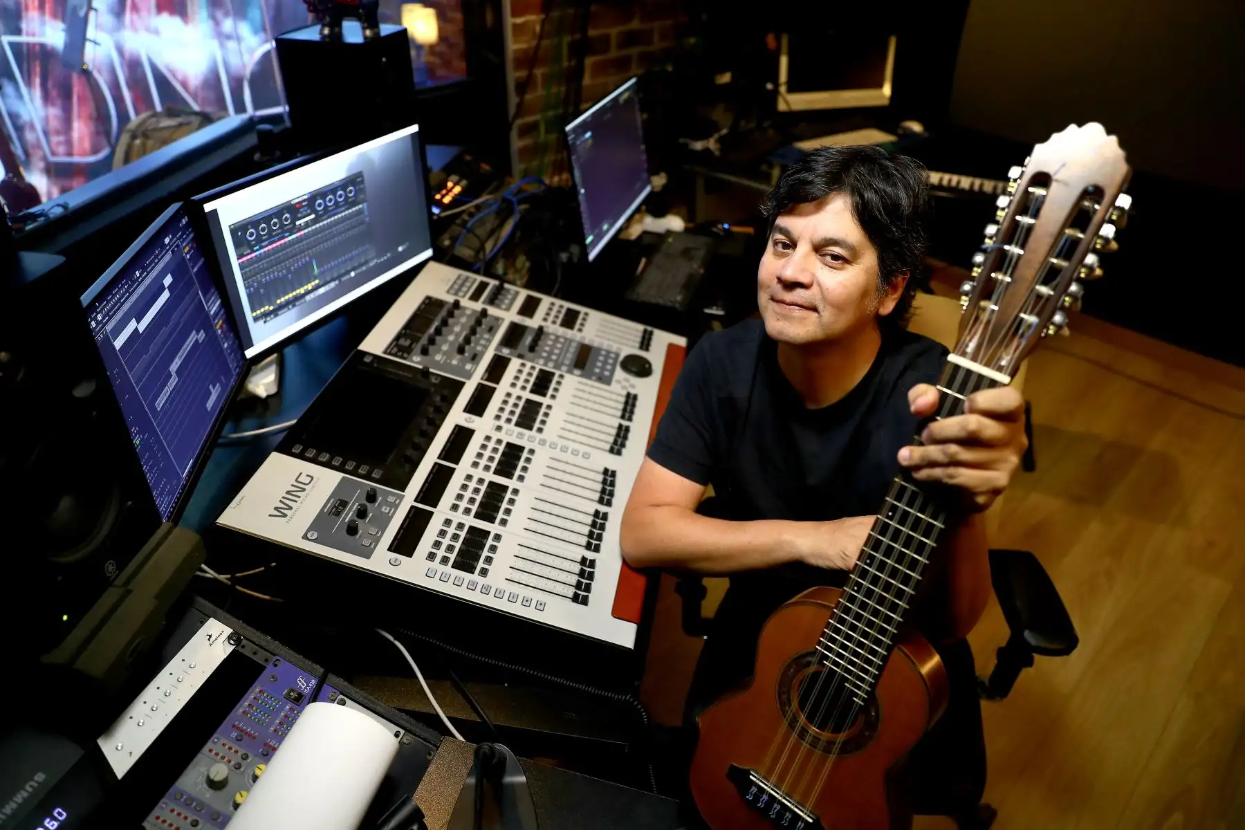 Cada composición ha sido concebida como una experiencia integral, donde la música dialoga con visuales creados especialmente para cada tema, reforzando el carácter acústico, íntimo y profundamente sensorial del proyecto.
Foto: ANDINA/Verónica Calderón Zúñiga