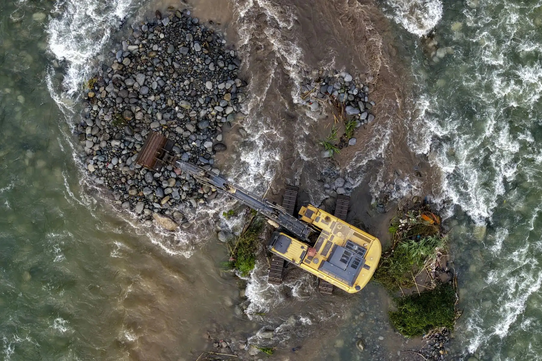 Maquinaria pesada de la Autoridad Nacional del Agua ANA interviene en 4 puntos críticos de Lima atravesados por el río Rímac, entre ellos Lurigancho-Chosica, para proteger a más de 4 mil vecinos, ante desbordes e inundaciones.
Foto: ANDINA/Ricardo Cuba