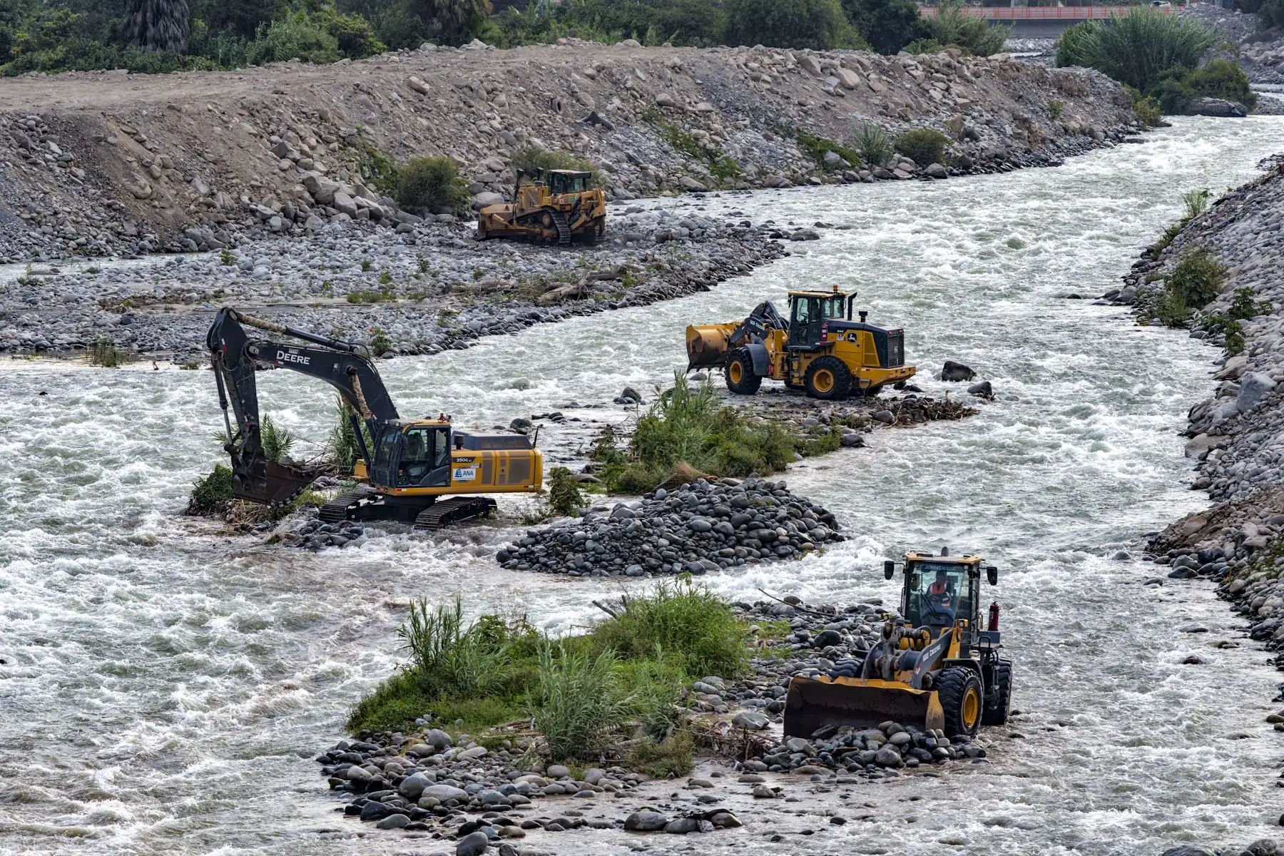 Gracias a la identificación de más de 1,600 puntos críticos a lo largo del río Rímac, la Autoridad Nacional del Agua ANA pudo optimizar durante el 2025 las labores de descolmatación, reduciendo así el riesgo de desbordes ante el incremento del caudal en la temporada de verano.
Foto: ANDINA/Ricardo Cuba