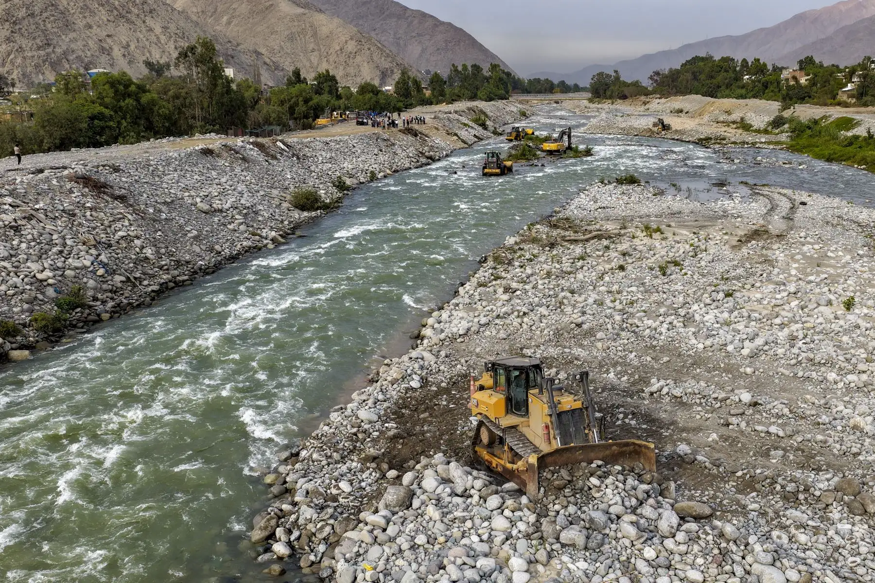 Para el 2026 se tiene previsto que la ANA realice trabajos de limpieza en 37 puntos críticos a lo largo de 71 kilómetros del río Rímac para minimizar cualquier impacto ante la crecida del caudal.  El año pasado la descolmatación tuvo lugar en 47 áreas de peligro.
Foto: ANDINA/Ricardo Cuba