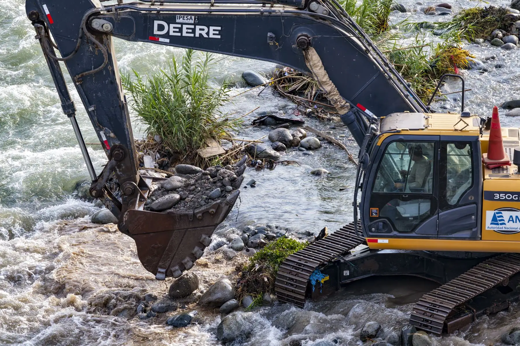 Maquinaria pesada de la Autoridad Nacional del Agua ANA interviene en 4 puntos críticos de Lima atravesados por el río Rímac, entre ellos Lurigancho-Chosica, para proteger a más de 4 mil vecinos, ante desbordes e inundaciones.
Foto: ANDINA/Ricardo Cuba