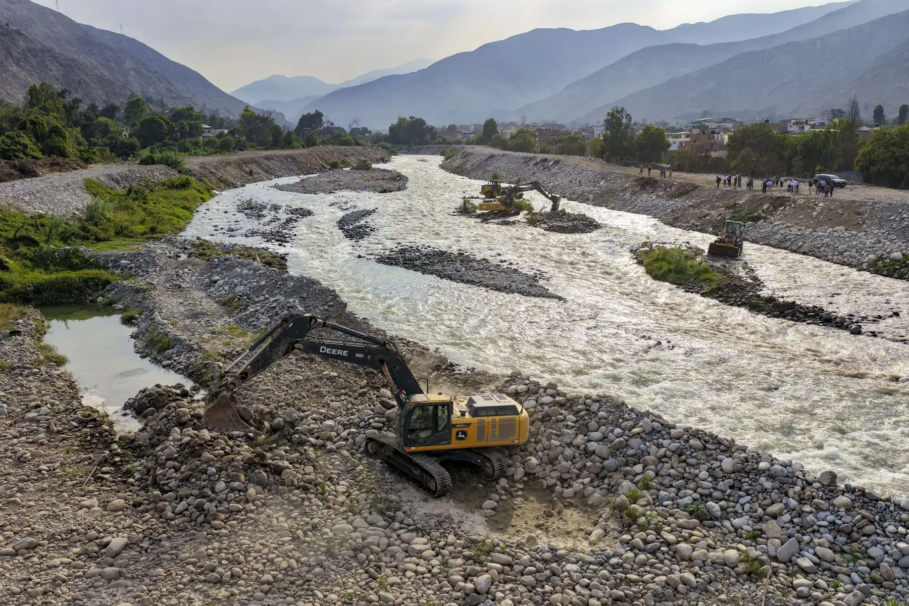 Maquinaria pesada de la Autoridad Nacional del Agua ANA interviene en 4 puntos críticos de Lima atravesados por el río Rímac, entre ellos Chosica, para proteger a más de 4 mil vecinos, ante desbordes e inundaciones.
Foto: ANDINA/Ricardo Cuba