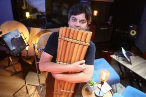 El músico multiinstrumentista Lucho Quequezana hace un llamado a la solidaridad con los damnificados de Junín. Foto: ANDINA/Verónica Calderón