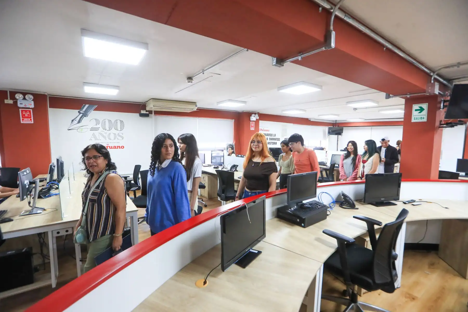Estudiantes de la carrera de diseño gráfico  de Cibertec visitan las instalaciones de Editora Perú en el marco del programa Perú Bicentenario donde fueron recibieron charlas  afines a su carrera donde pudieron compartir con los profesionales de la Agencia Andina y diario El Peruano Foto: ANDINA/Ricardo Cuba