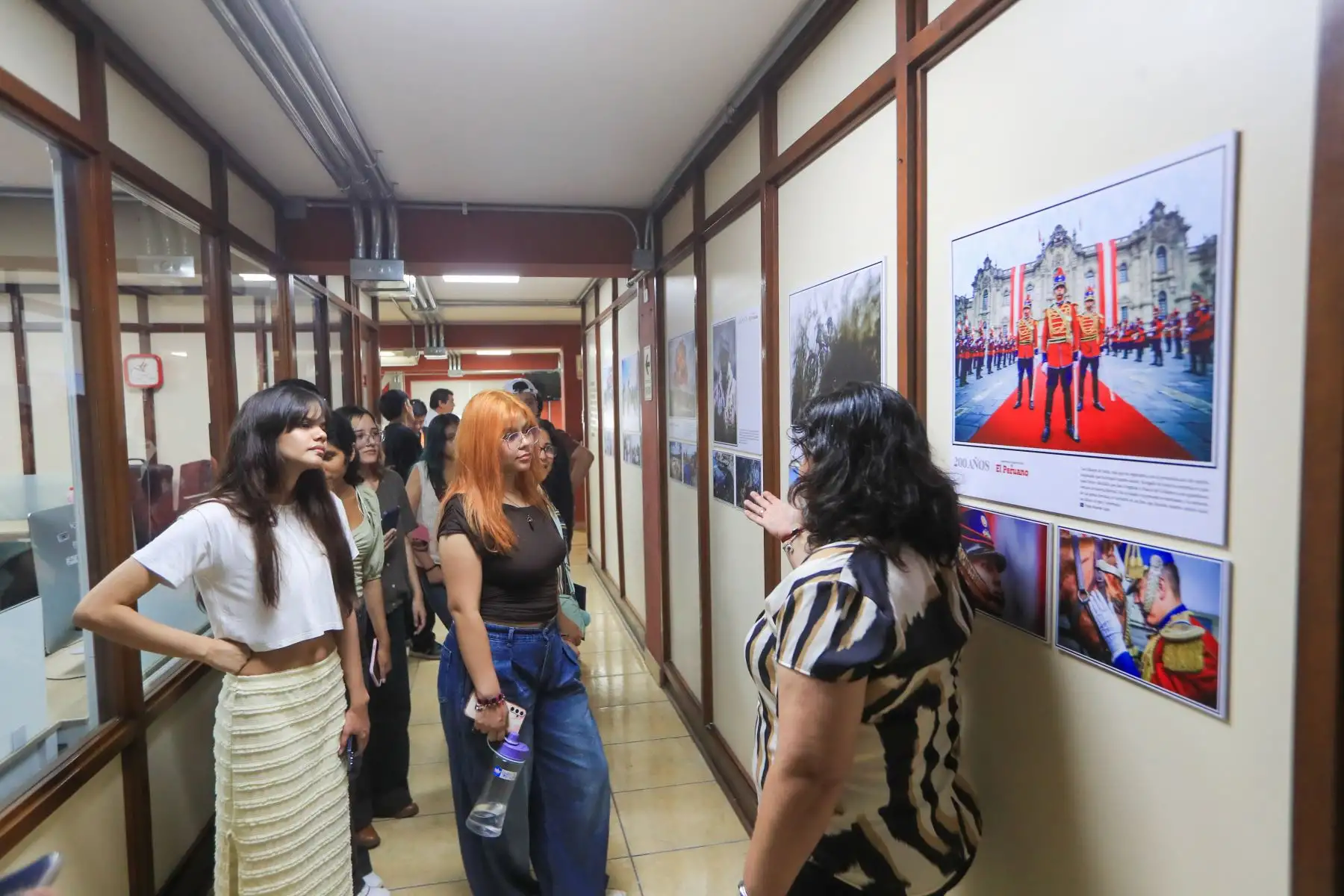 Estudiantes de la carrera de diseño gráfico  de Cibertec visitan las instalaciones de Editora Perú en el marco del programa Perú Bicentenario donde fueron recibieron charlas  afines a su carrera donde pudieron compartir con los profesionales de la Agencia Andina y diario El Peruano Foto: ANDINA/Ricardo Cuba