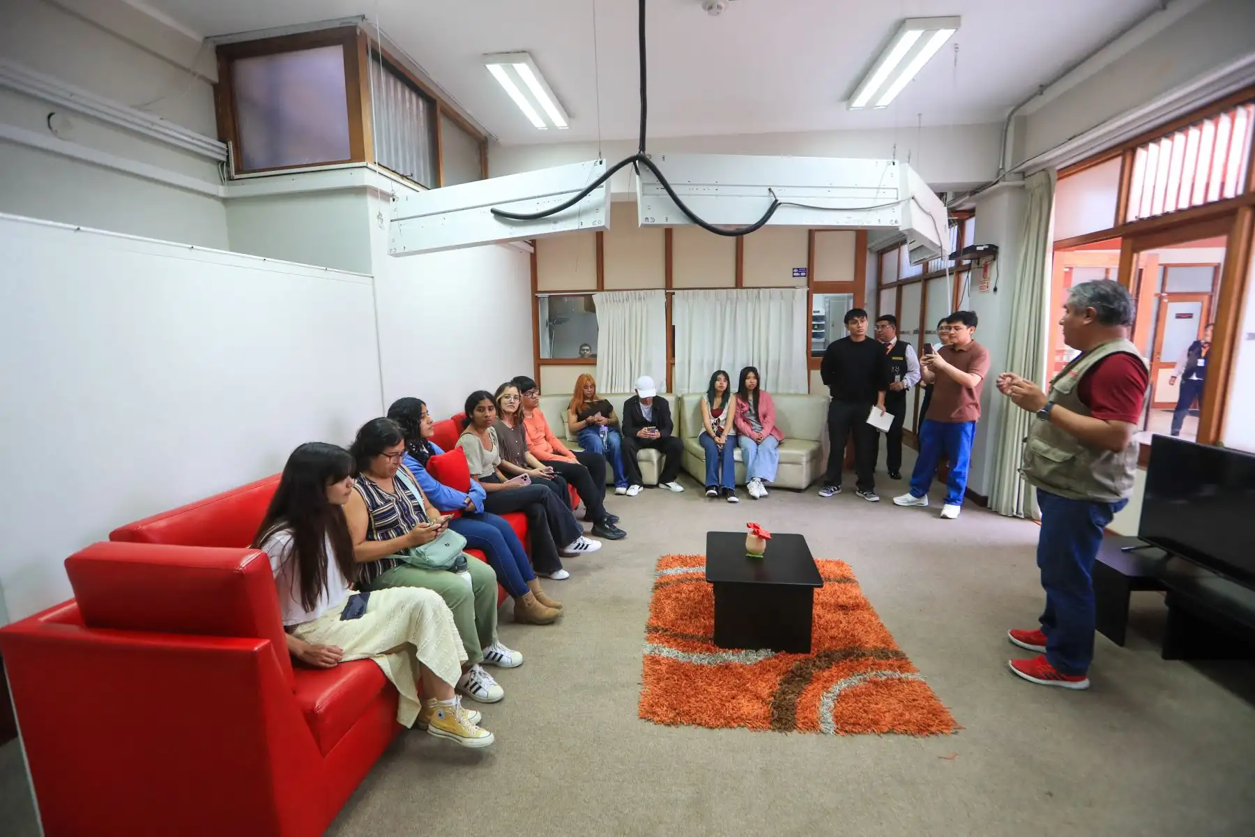 Estudiantes de la carrera de diseño gráfico  de Cibertec visitan las instalaciones de Editora Perú en el marco del programa Perú Bicentenario donde fueron recibieron charlas  afines a su carrera donde pudieron compartir con los profesionales de la Agencia Andina y diario El Peruano Foto: ANDINA/Ricardo Cuba