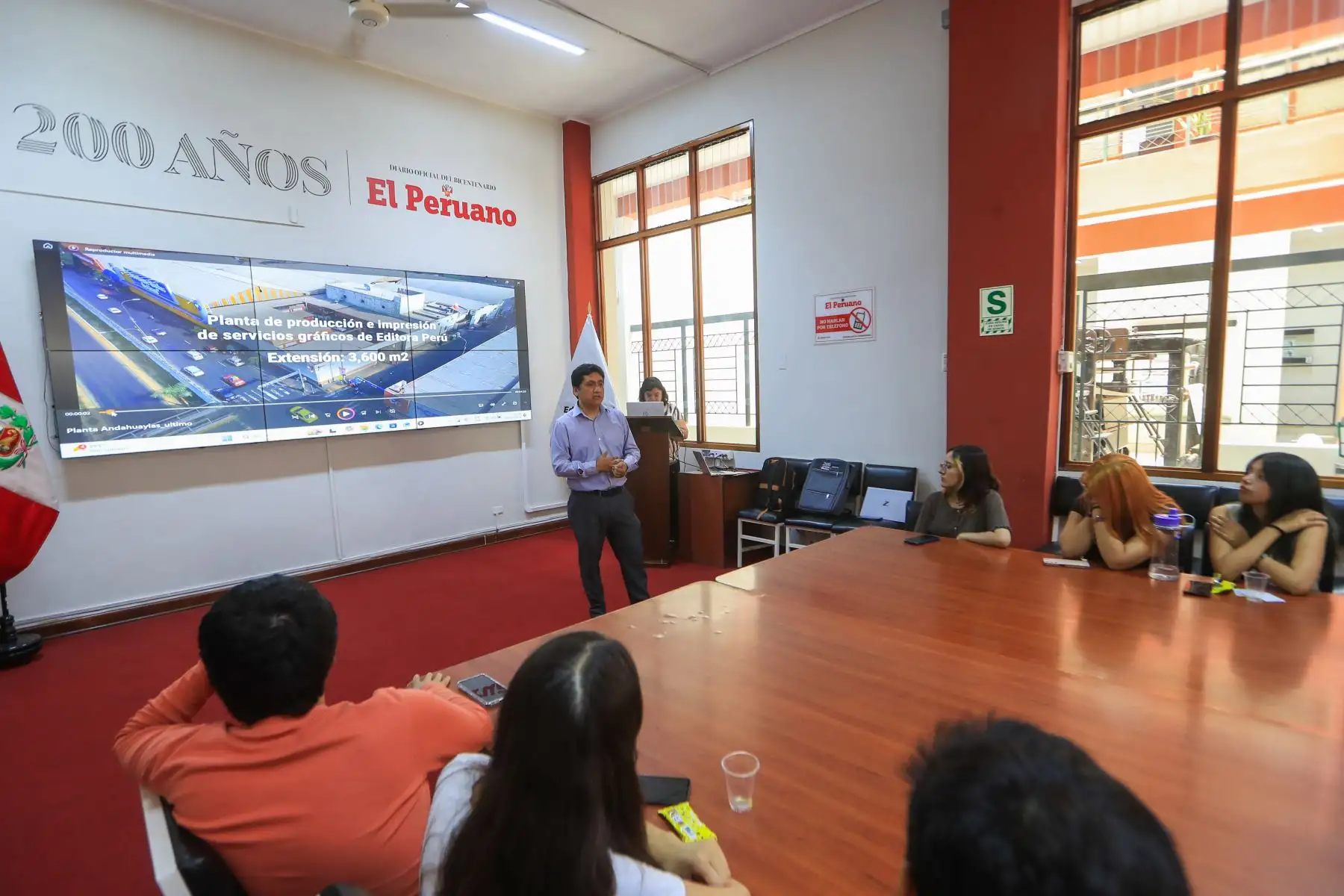 Estudiantes de la carrera de diseño gráfico  de Cibertec visitan las instalaciones de Editora Perú en el marco del programa Perú Bicentenario donde fueron recibieron charlas  afines a su carrera donde pudieron compartir con los profesionales de la Agencia Andina y diario El Peruano Foto: ANDINA/Ricardo Cuba