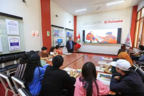 Estudiantes de Cibertec visitan Editora Perú en el marco del programa Perú Bicentenario