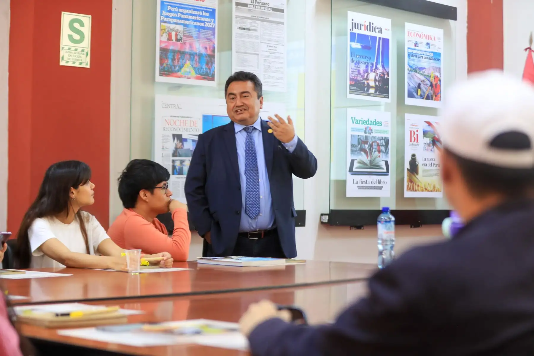 Estudiantes de la carrera de diseño gráfico  de Cibertec visitan las instalaciones de Editora Perú en el marco del programa Perú Bicentenario donde fueron recibieron charlas  afines a su carrera donde pudieron compartir con los profesionales de la Agencia Andina y diario El Peruano Foto: ANDINA/Ricardo Cuba
