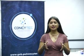 La doctora Myra Flores participó del taller de experimentos de química que se realizó en el Colegio de Químicos del Perú para despertar la curiosidad de niñas, niños y adolescentes por la ciencia. ANDINA/Eddy Ramos