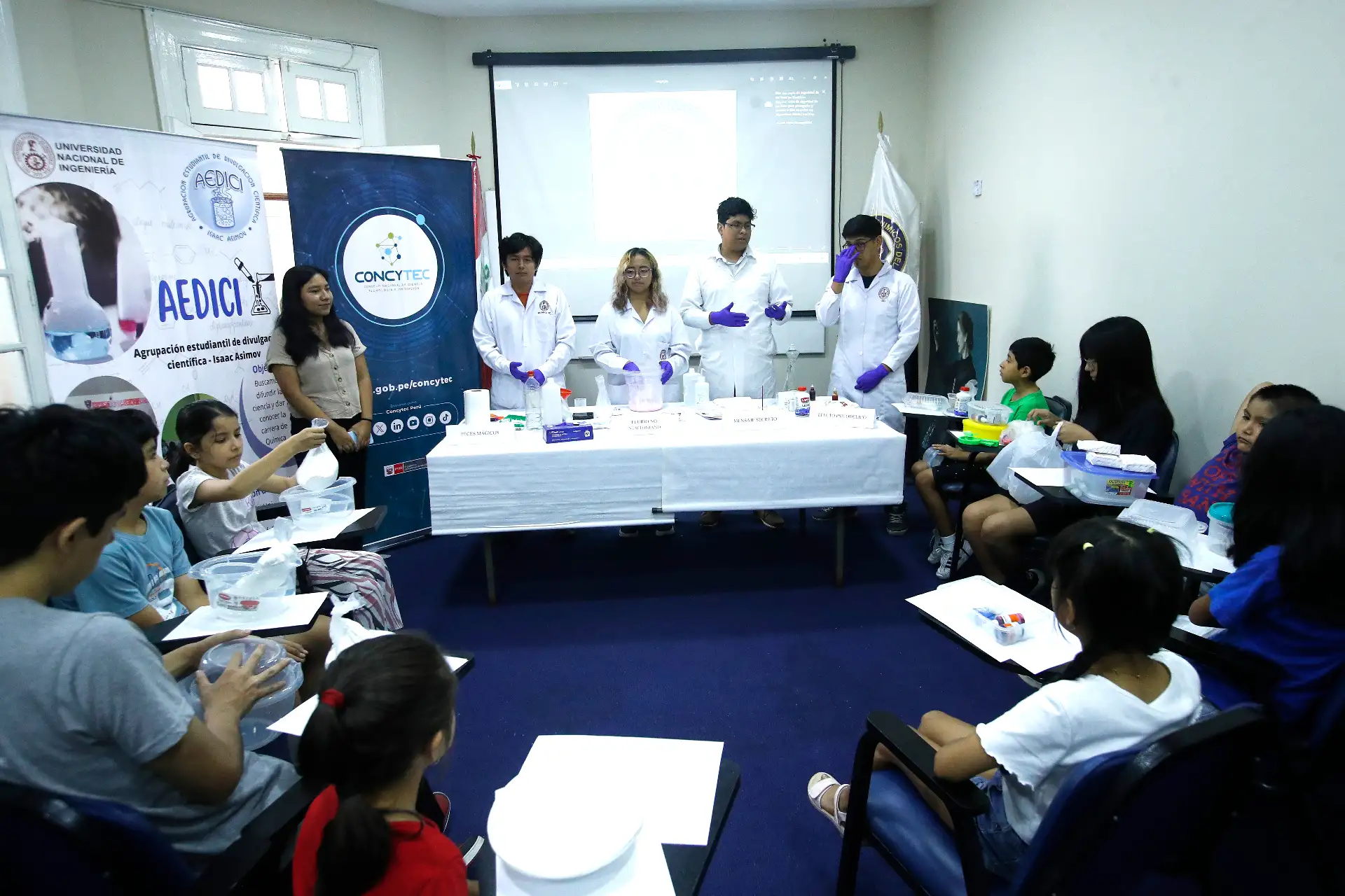 A lo largo de estos años, desde el 2019 que se celebra en nuestro país el Día de la Niña y la Mujer en la Ciencia,  CONCYTEC ha implementado diversas campañas para cerrar la brecha de referentes y proporcionar modelos a seguir para las nuevas generaciones.
Foto: ANDINA/ Eddy Ramos