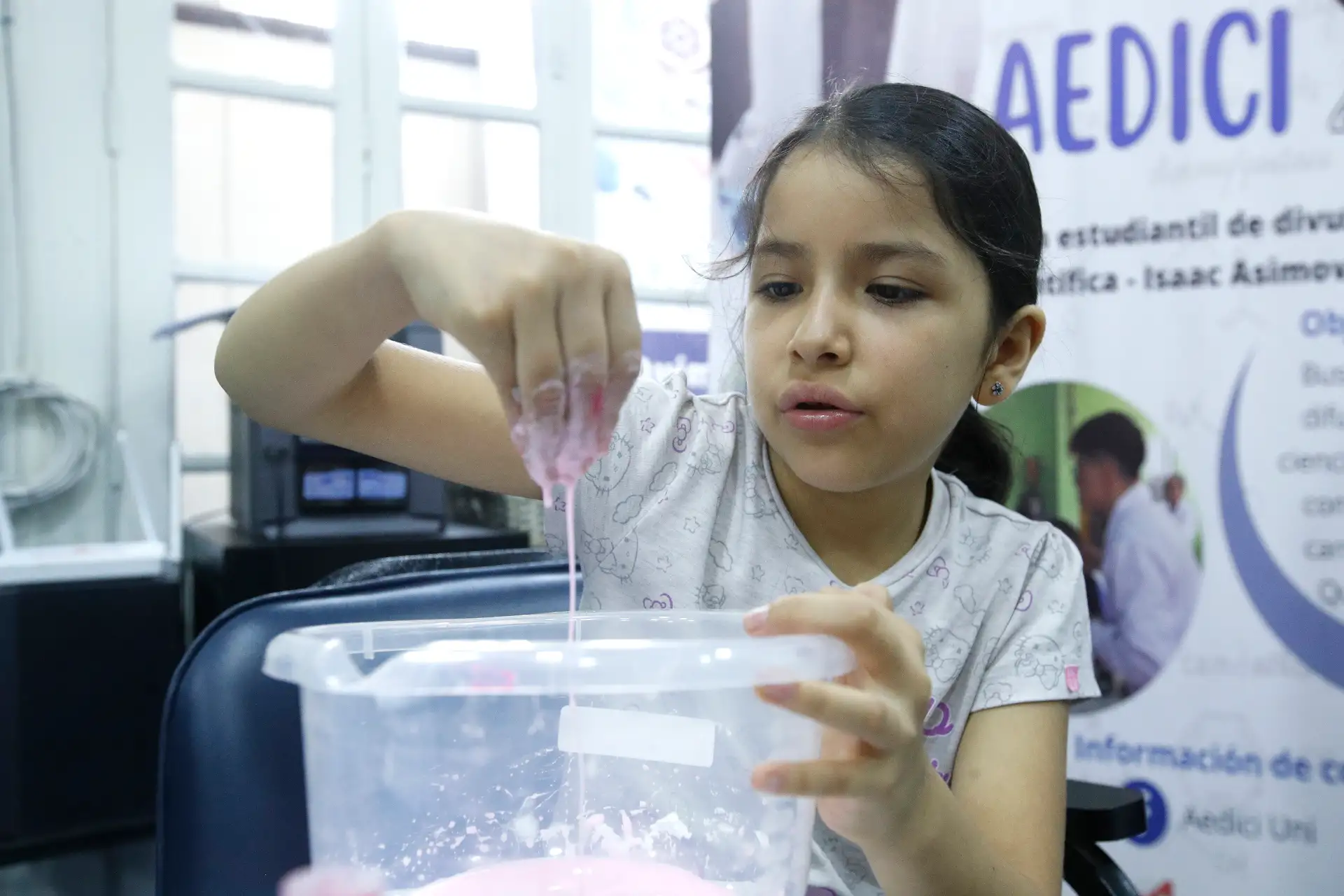 Taller de experimentos de química para despertar la curiosidad de niñas, niños y adolescentes por la ciencia; en el marco del Día Internacional de la Mujer y la Niña en la Ciencia que se conmemora cada 11 de febrero.
Foto: ANDINA/ Eddy Ramos