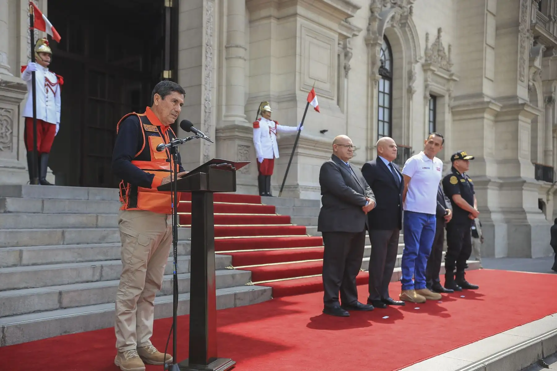 El presidente de la república, José Jerí, tomó hoy juramento a voluntarios en emergencia y rehabilitación (VER), destacando la vocación de servicio al país y al prójimo de parte de sus integrantes. Foto: ANDINA/Prensa Presidencia