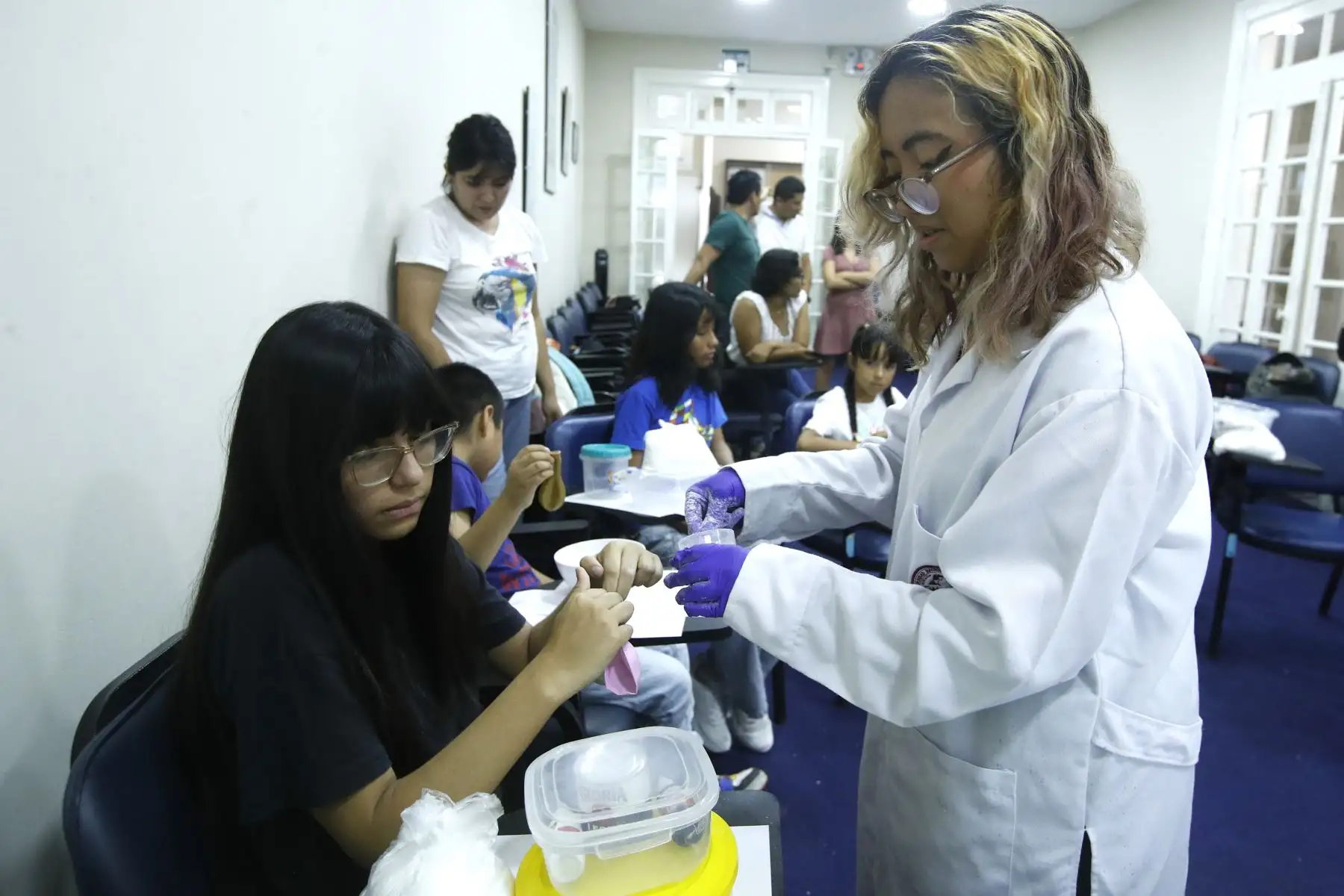 La doctora en Química de la UNI, enfatiza que las redes sociales son una potente herramienta para visibilizar el trabajo diario que realizan las científicas y que pocos conocen. 
Foto: ANDINA/ Eddy Ramos