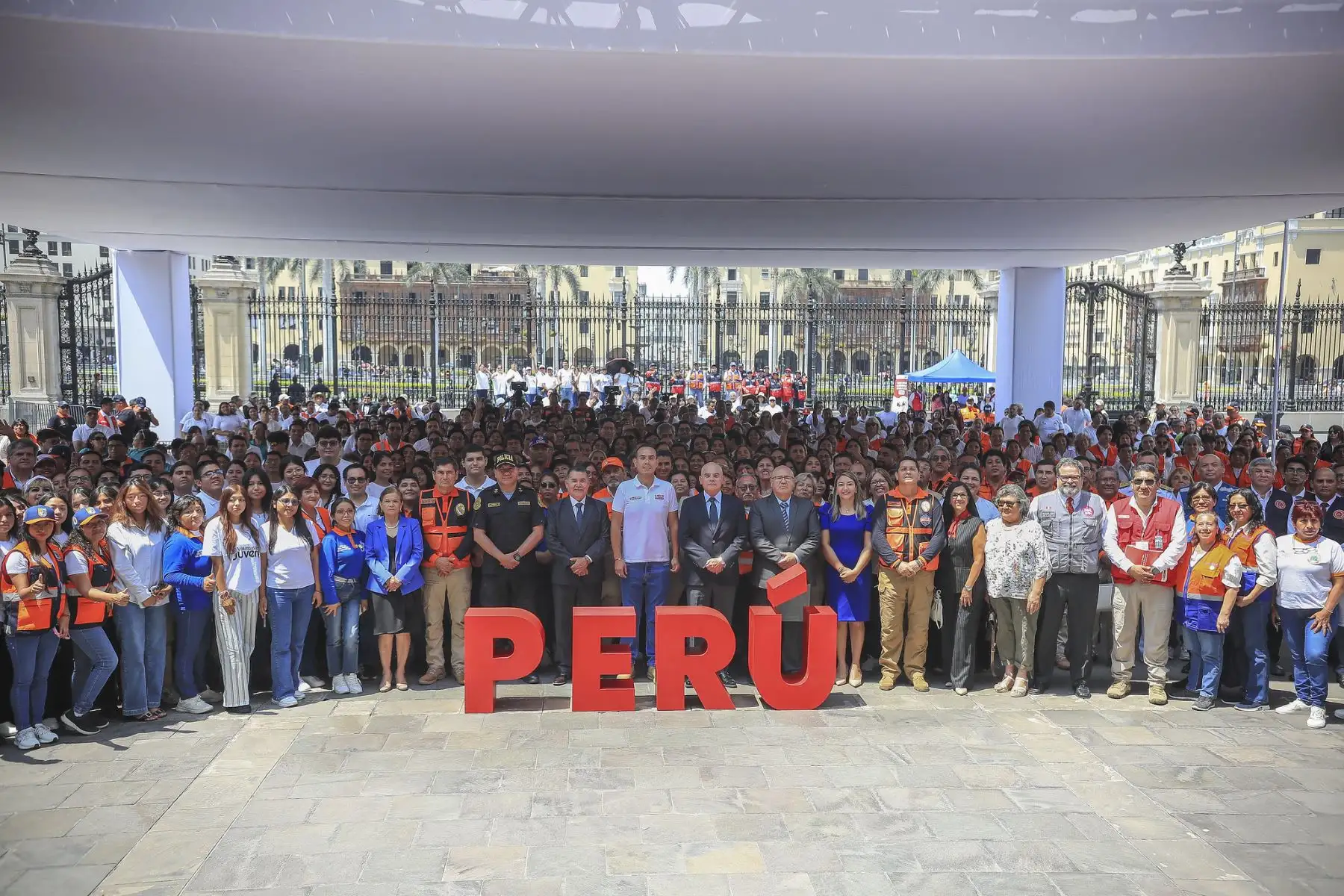 El presidente de la república, José Jerí, tomó hoy juramento a voluntarios en emergencia y rehabilitación (VER), destacando la vocación de servicio al país y al prójimo de parte de sus integrantes. Foto: ANDINA/Prensa Presidencia
