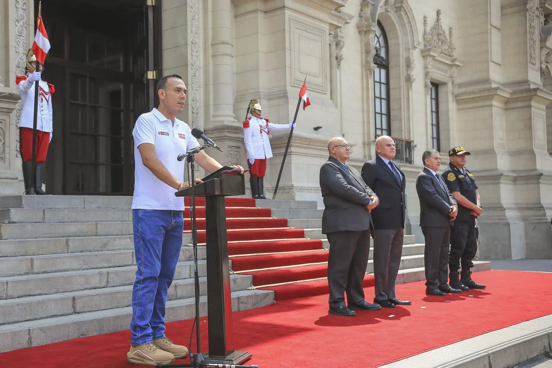 El presidente de la república, José Jerí, tomó hoy juramento a voluntarios en emergencia y rehabilitación (VER), destacando la vocación de servicio al país y al prójimo de parte de sus integrantes. Foto: ANDINA/Prensa Presidencia