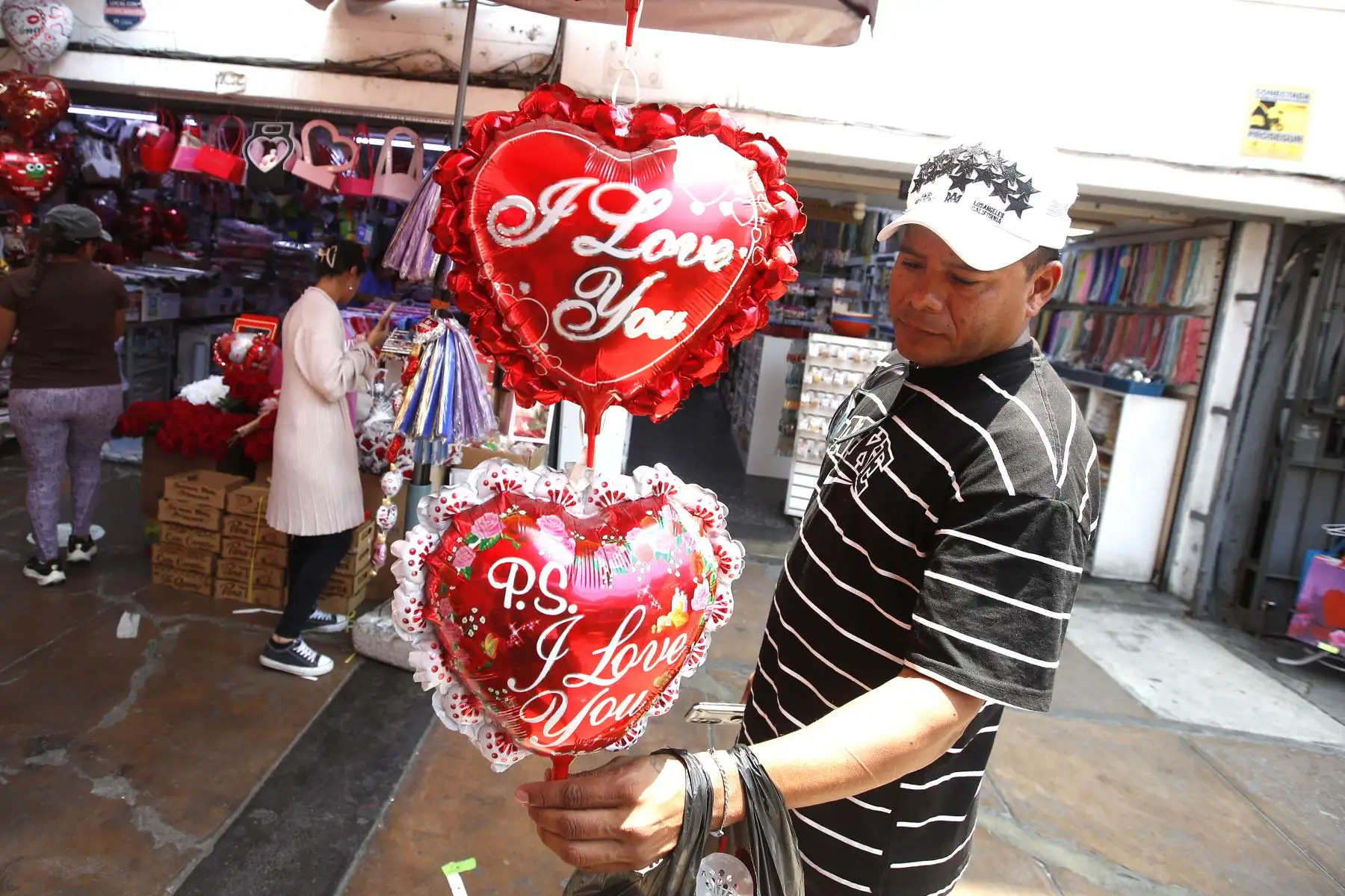 A pocos días de celebrarse el "  Día de San Valentín " , limeños salen a realizar sus compras en el  Mercado Central de Lima.
Foto: ANDINA/ Eddy Ramos