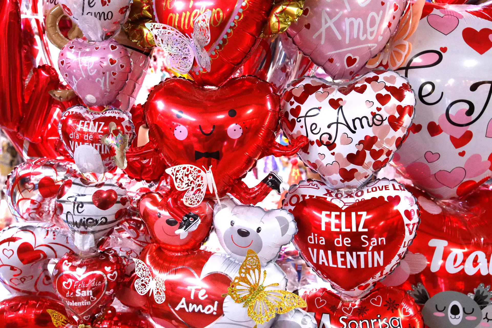 A pocos días de celebrarse el "  Día de San Valentín " , limeños salen a realizar sus compras en el  Mercado Central de Lima.
Foto: ANDINA/ Eddy Ramos