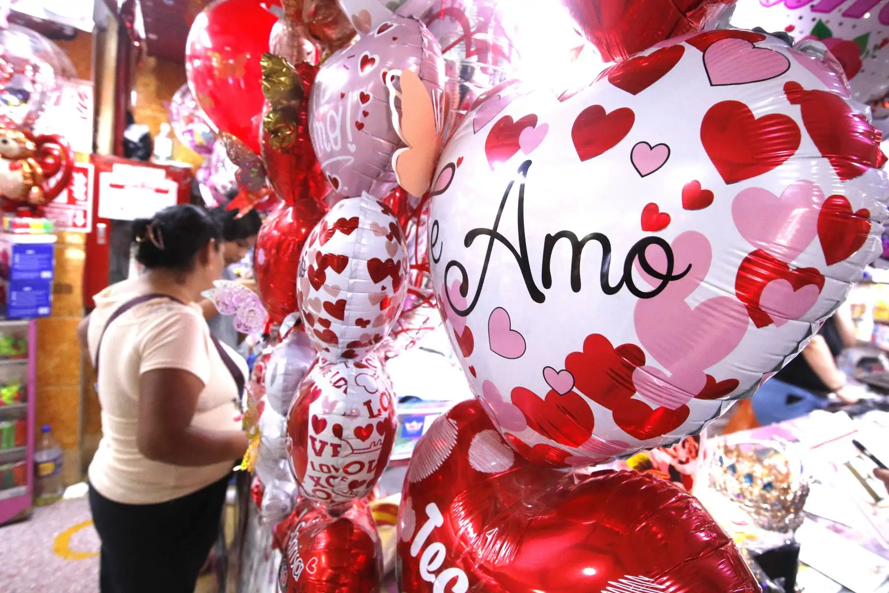A pocos días de celebrarse el "  Día de San Valentín " , limeños salen a realizar sus compras en el  Mercado Central de Lima.
Foto: ANDINA/ Eddy Ramos