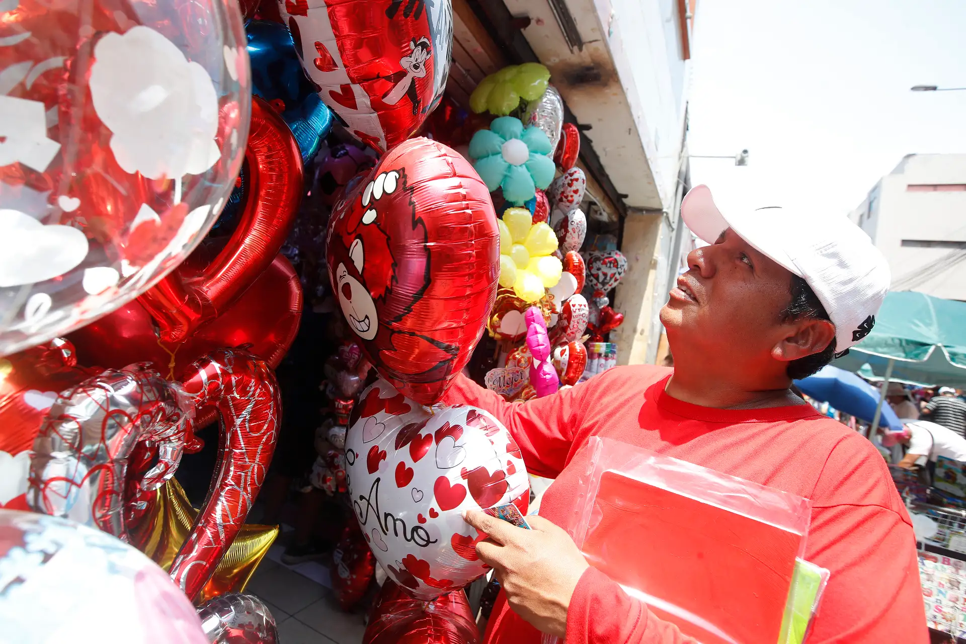 A pocos días de celebrarse el "  Día de San Valentín " , limeños salen a realizar sus compras en el  Mercado Central de Lima.
Foto: ANDINA/ Eddy Ramos