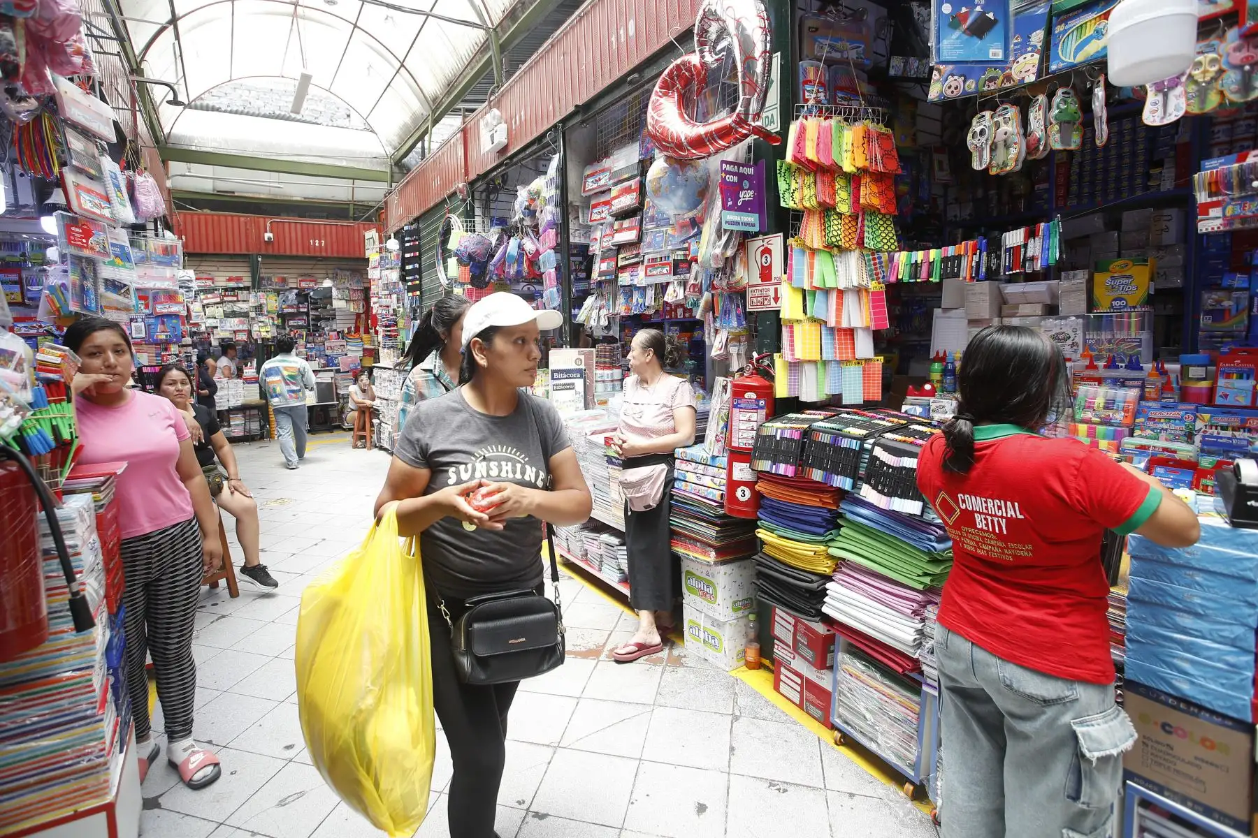 Familias limeñas visitan el Mercado Central y realizan sus compras aprovechando las campañas de venta de útiles escolares  ante el inicio del Año Escolar 2026.
Foto: ANDINA/ Eddy Ramos