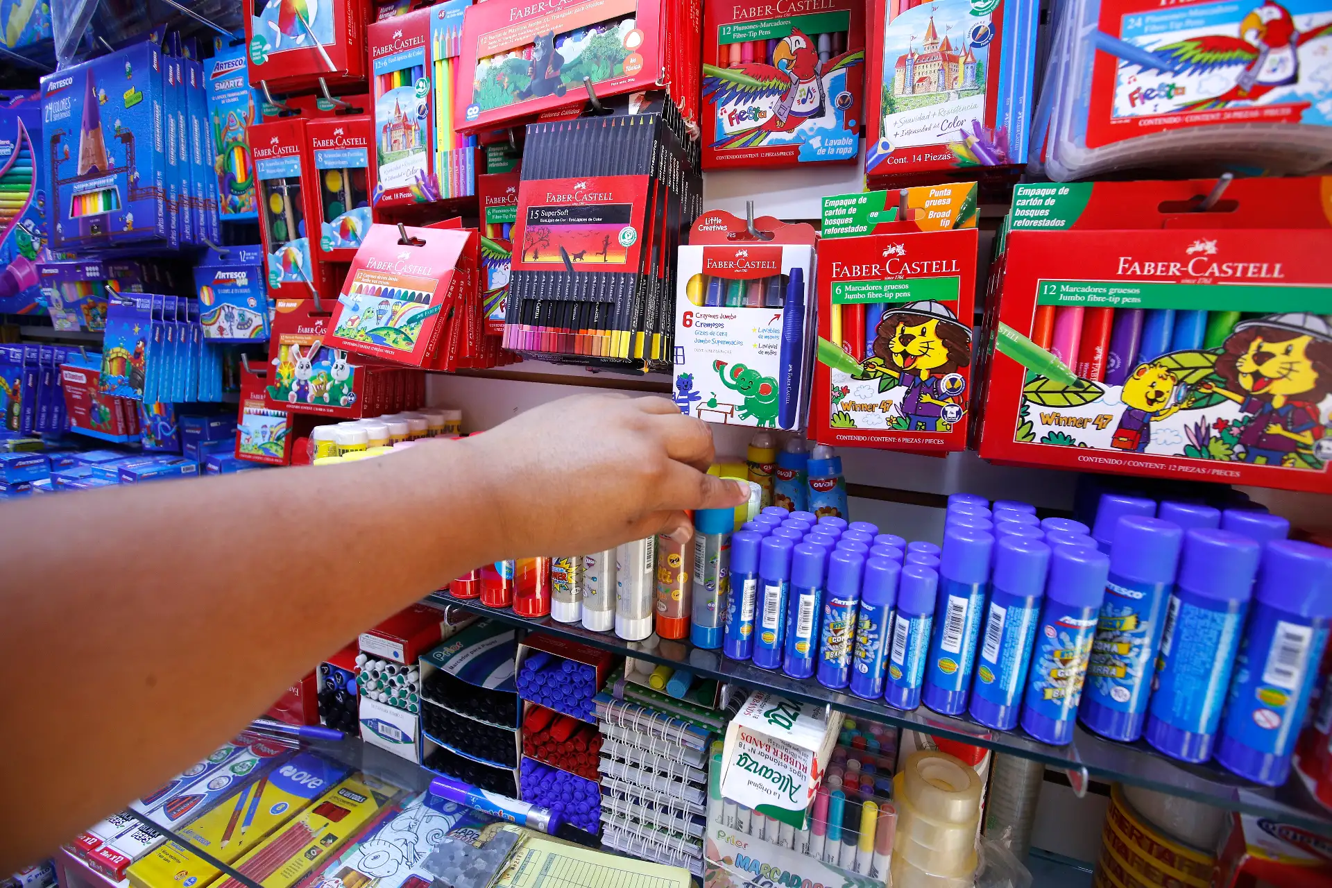 Familias limeñas visitan el Mercado Central y realizan sus compras aprovechando las campañas de venta de útiles escolares  ante el inicio del Año Escolar 2026.
Foto: ANDINA/ Eddy Ramos