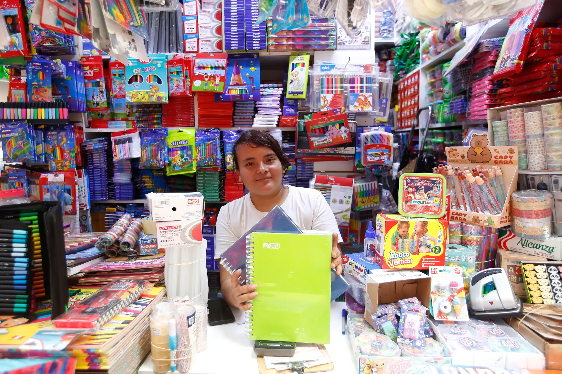 Familias limeñas visitan el Mercado Central y realizan sus compras aprovechando las campañas de venta de útiles escolares  ante el inicio del Año Escolar 2026.
Foto: ANDINA/ Eddy Ramos