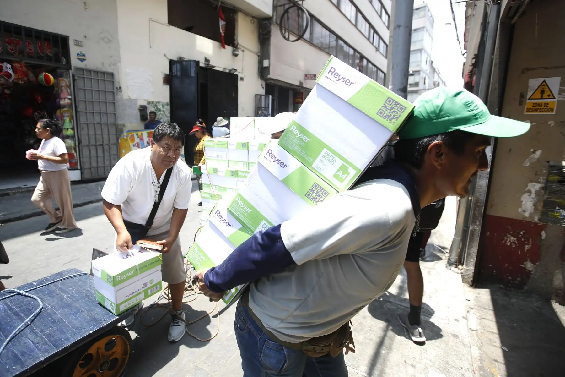 Familias limeñas visitan el Mercado Central y realizan sus compras aprovechando las campañas de venta de útiles escolares  ante el inicio del Año Escolar 2026.
Foto: ANDINA/ Eddy Ramos