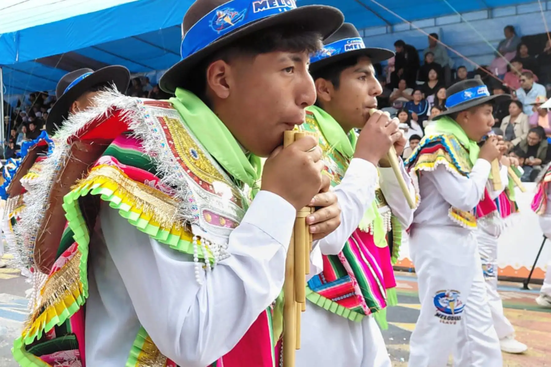 Desde las 8 de la mañana, el conjunto Sikuris San Indomable de Azángaro abrió el recorrido en la avenida Simón Bolívar, llenando las calles de música, danza y devoción.  Foto: Cortesía/ Alberto Alejo Mamani