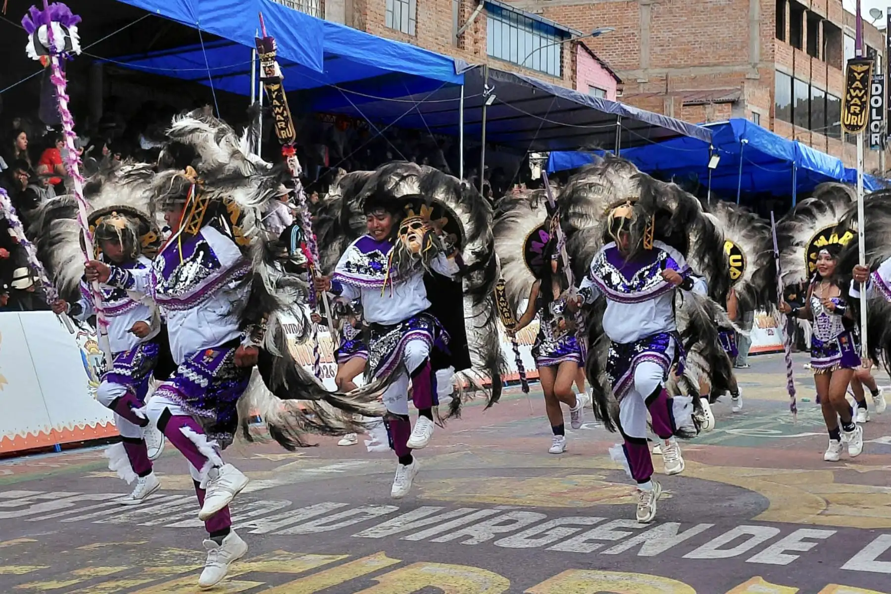 Miles de danzantes, músicos y visitantes colmaron el centro de la ciudad, transformando Puno en un escenario de color, fe y cultura andina. Foto: Cortesía/ Alberto Alejo Mamani