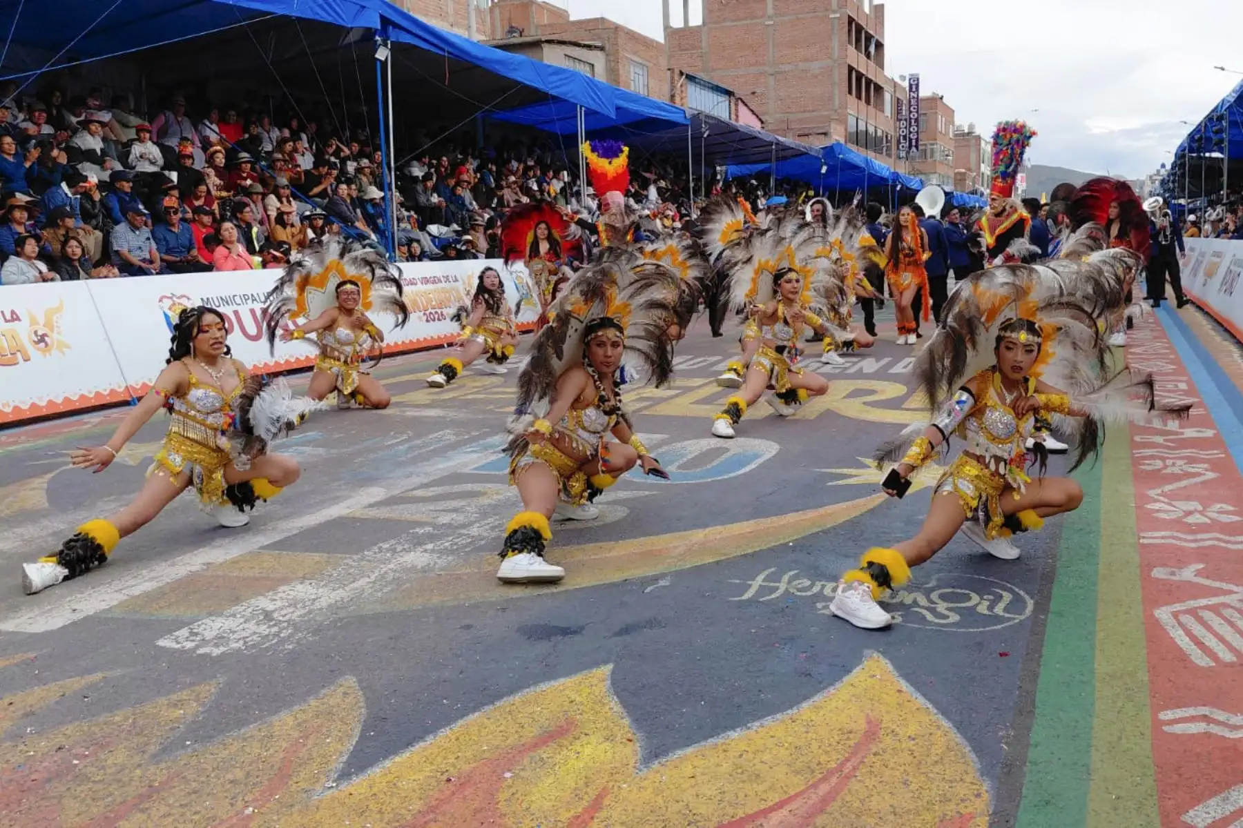 Cada agrupación desfiló con trajes brillantes, coreografías elaboradas y música que refleja la identidad cultural del Altiplano.  Foto: Cortesía/ Alberto Alejo Mamani