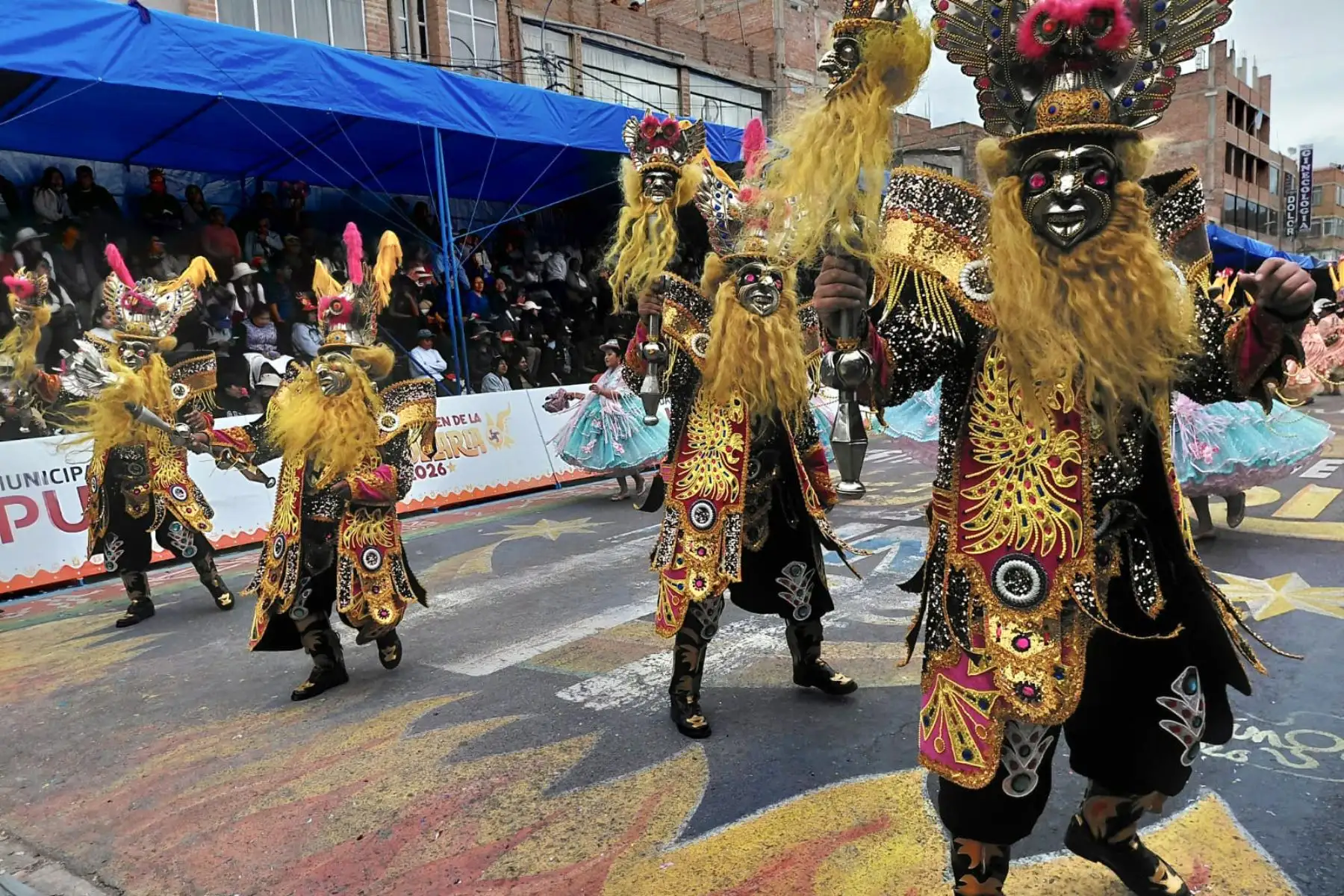 La Diablada es una de las danzas más emblemáticas de la Candelaria. Más de 40,000 danzantes y 200 bandas musicales participan en esta fiesta, expresando su devoción a través de vestimentas llamativas y una energía que los mantiene bailando durante dos semanas completas.  Foto: Cortesía/ Alberto Alejo Mamani