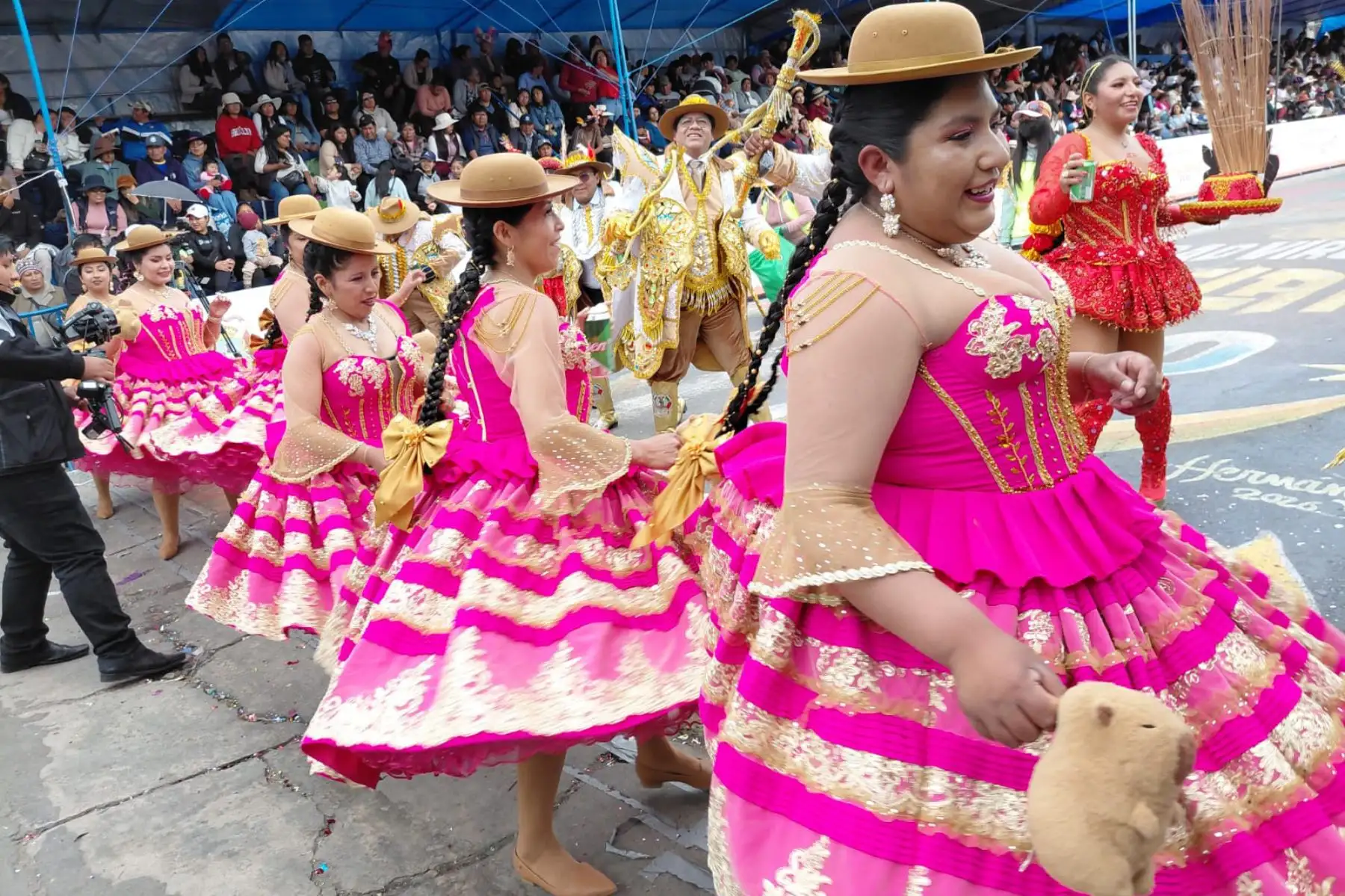 El segundo día de la festividad está dedicado al concurso de danzas en traje de luces, que recorre las principales avenidas: Simón Bolívar, jirón Lampa, avenida La Torre, jirón Lima y jirón Puno, culminando en el parque José Carlos Mariátegui.  Foto: Cortesía/ Alberto Alejo Mamani