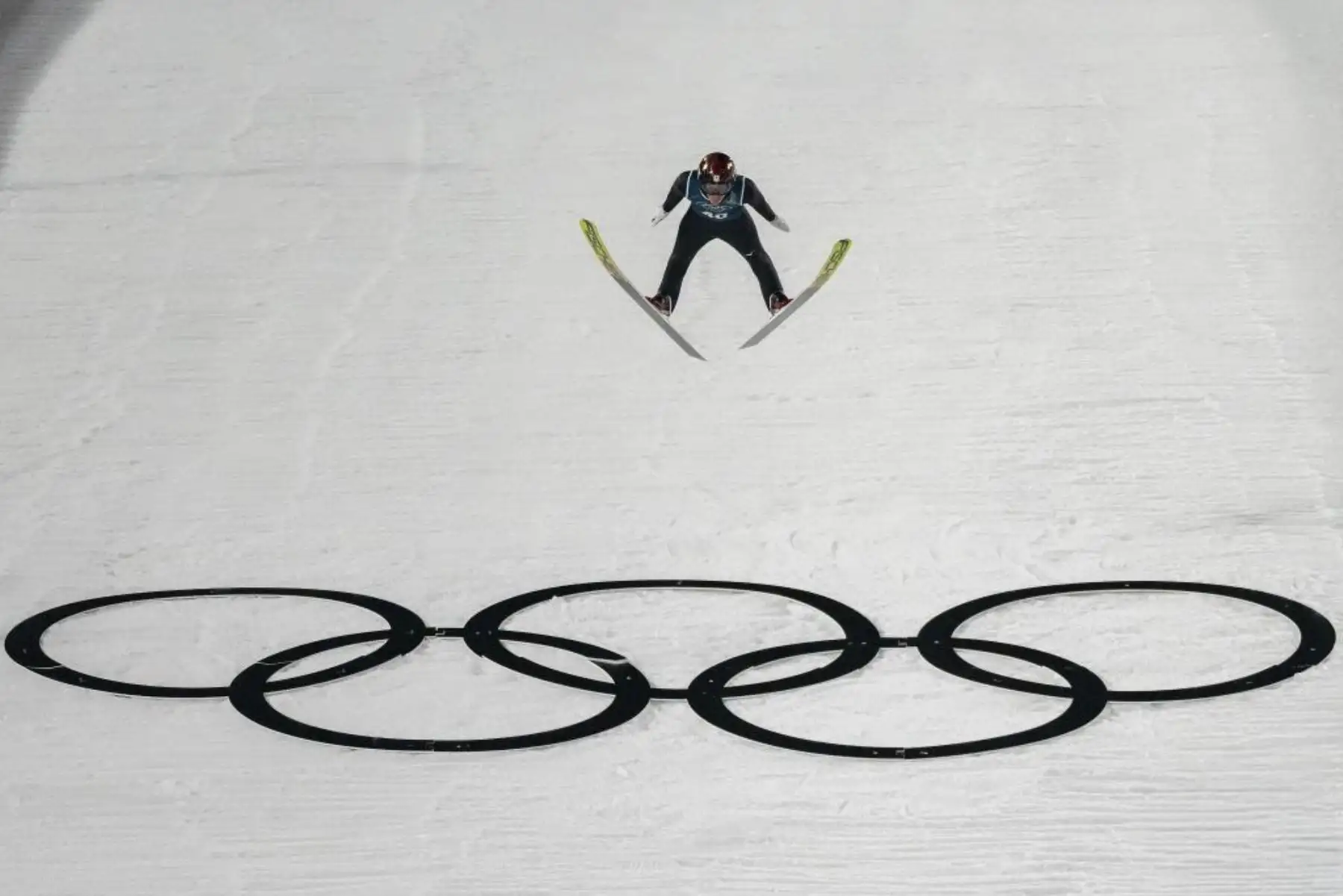 Nikaido Ren, de Japón, compitiendo durante el segundo Entrenamiento Oficial de trampolín normal masculino de salto de esquí en los Juegos Olímpicos de Invierno Milán-Cortina 2026, en Predazzo, Italia. (Xinhua/Huang Wei)