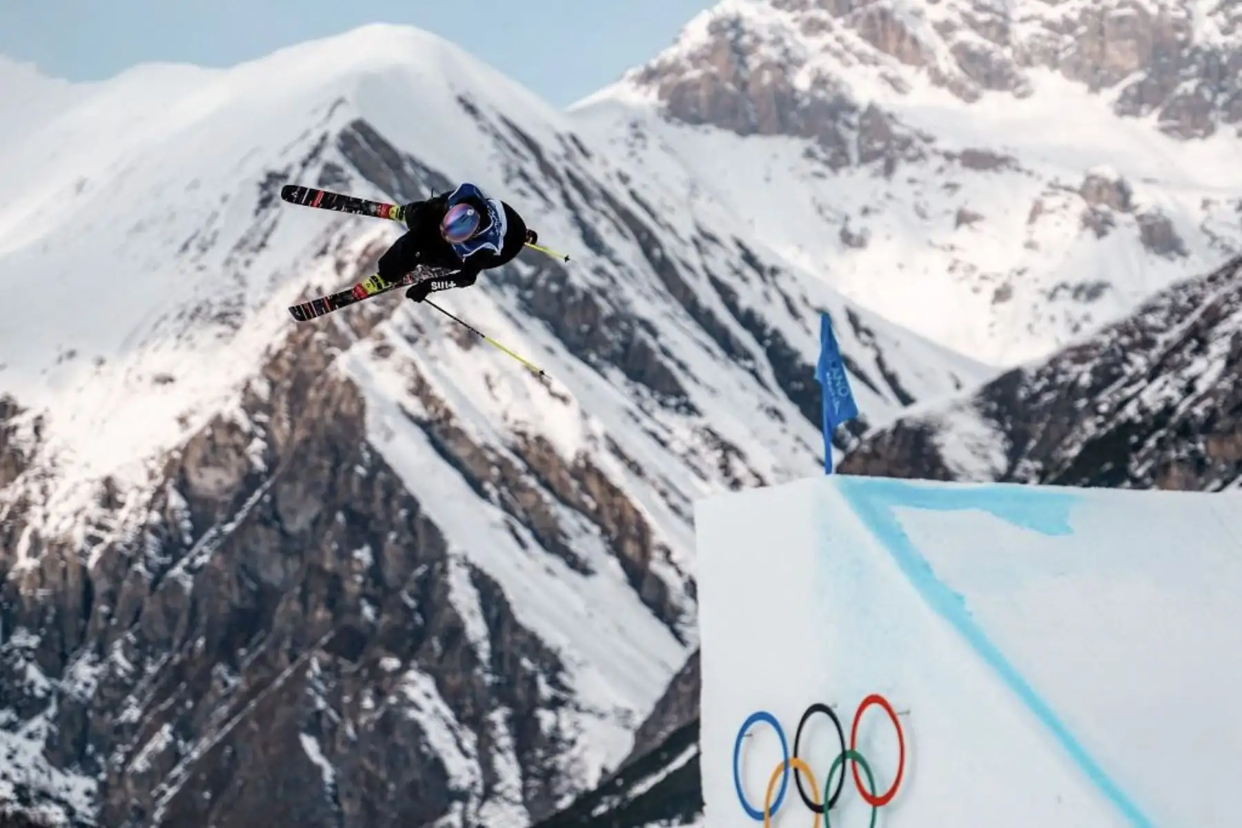 Mathilde Gremaud, de Suiza, compite durante la final de esquí slopestyle femenino de esquí acrobático en los Juegos Olímpicos de Invierno Milán-Cortina 2026, en Livigno, Italia. (Xinhua/Hu Chao)