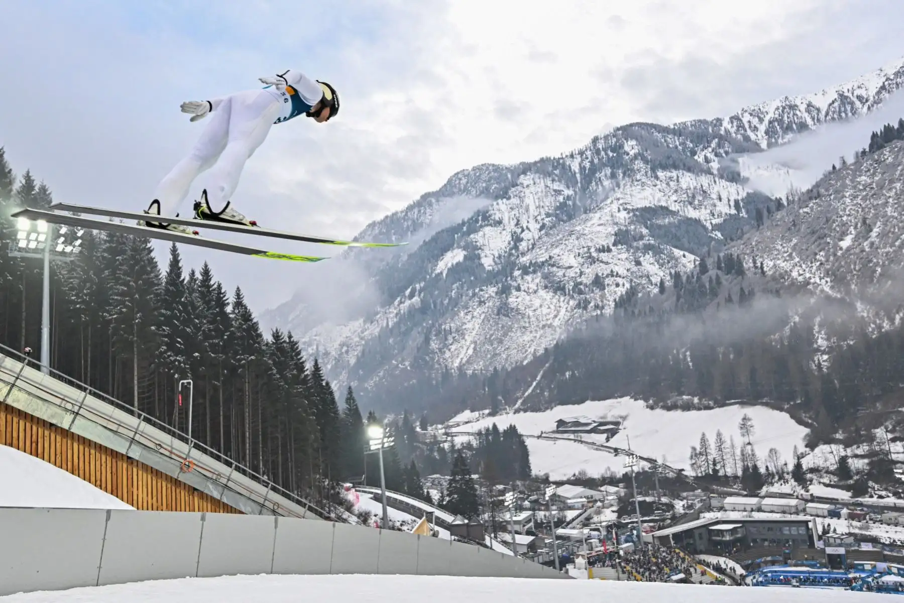 El austriaco Johannes Lamparter salta durante la ronda de prueba de salto de esquí de la prueba individual combinada nórdica Gundersen normal hill/10km en el Estadio de Salto de Esquí Predazzo en Predazzo (Val di Fiemme) durante los Juegos Olímpicos de Invierno Milano Cortina 2026 el 11 de febrero de 2026. Foto: AFP